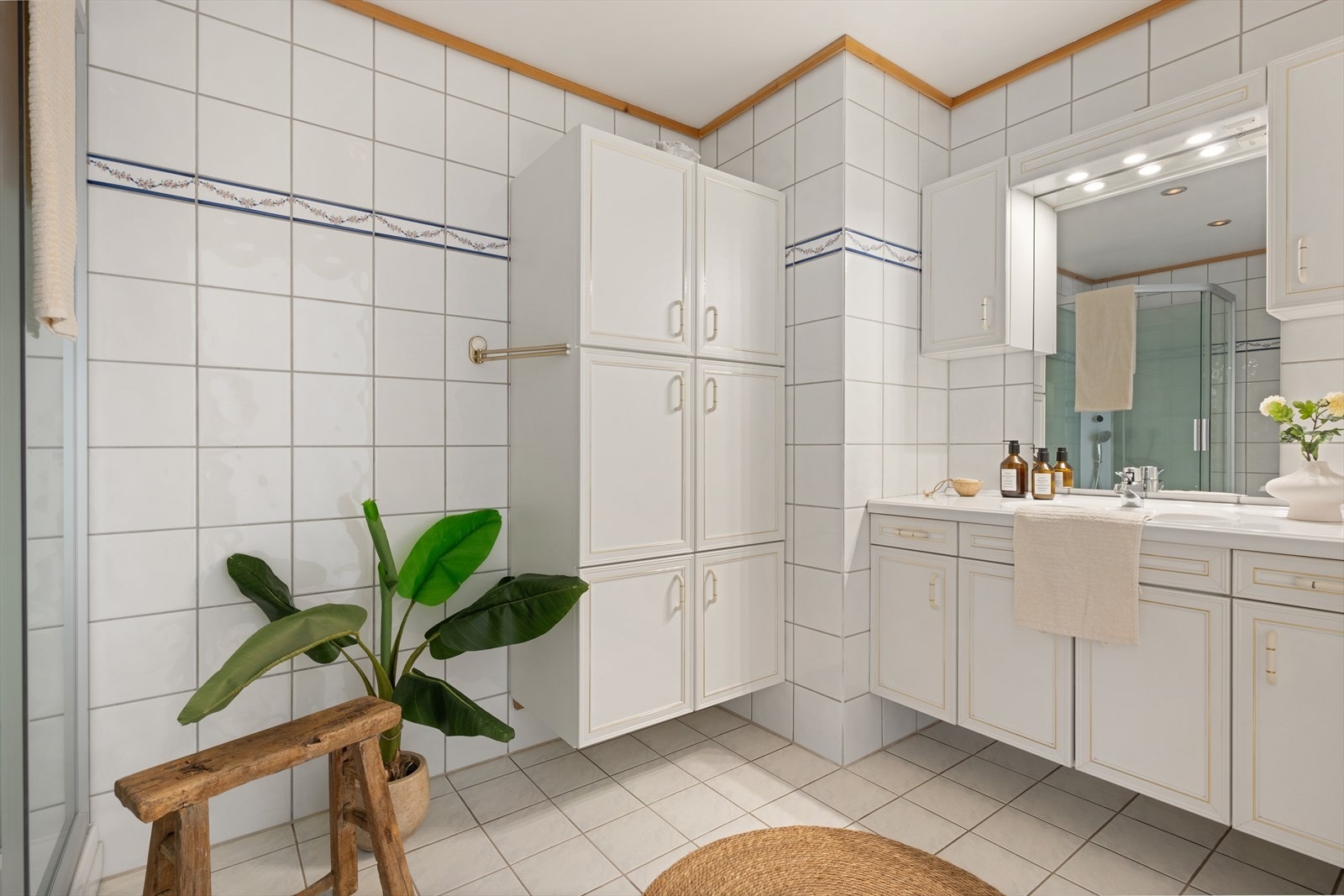 Badet er romslig og har rikelig med oppbevaringsplass for håndklær, toalettartikler og annet. Galleribilde