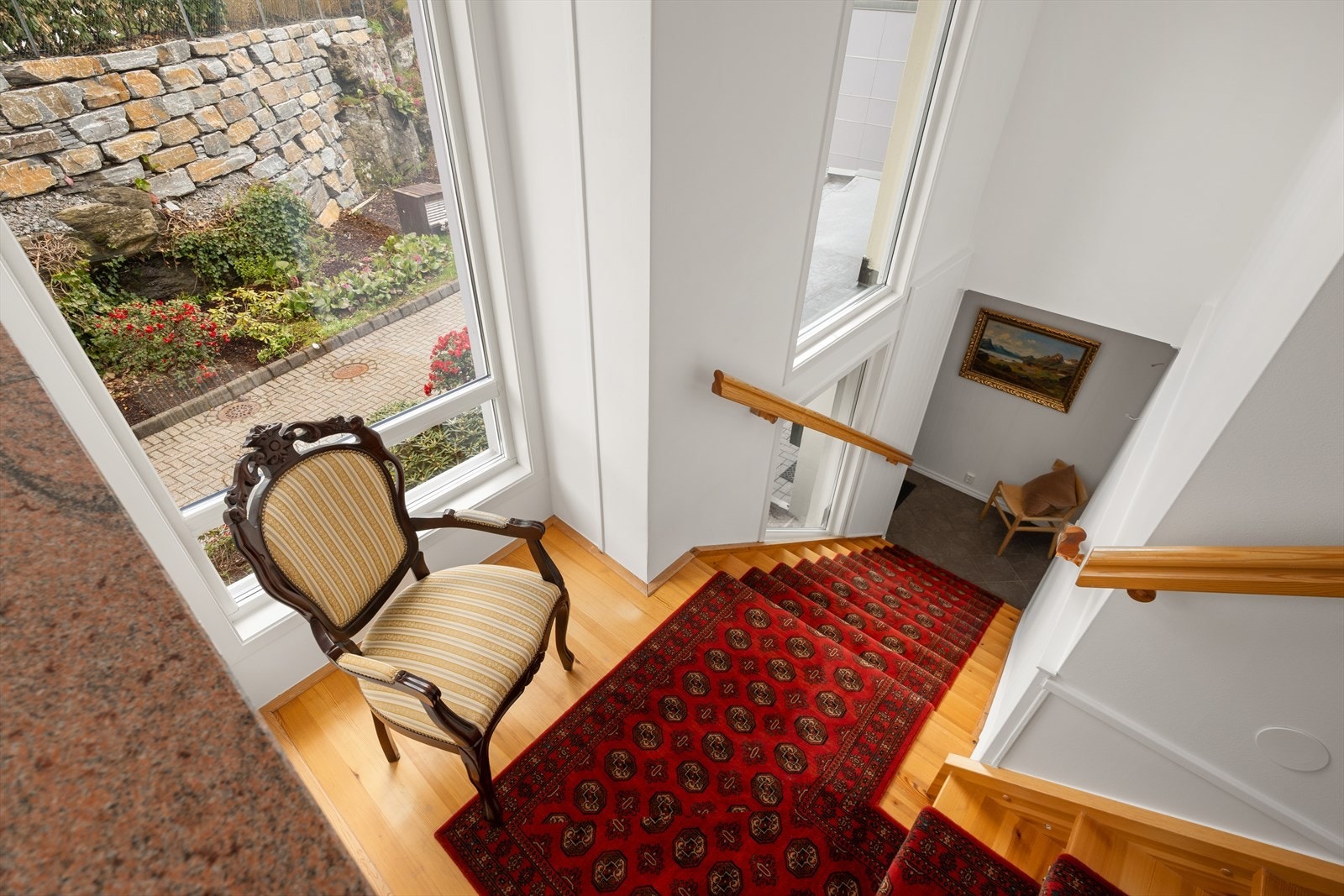 Yttergangen har god plass til klær og sko, og et stilfullt trapperom fører deg elegant videre til resten av leiligheten. Galleribilde