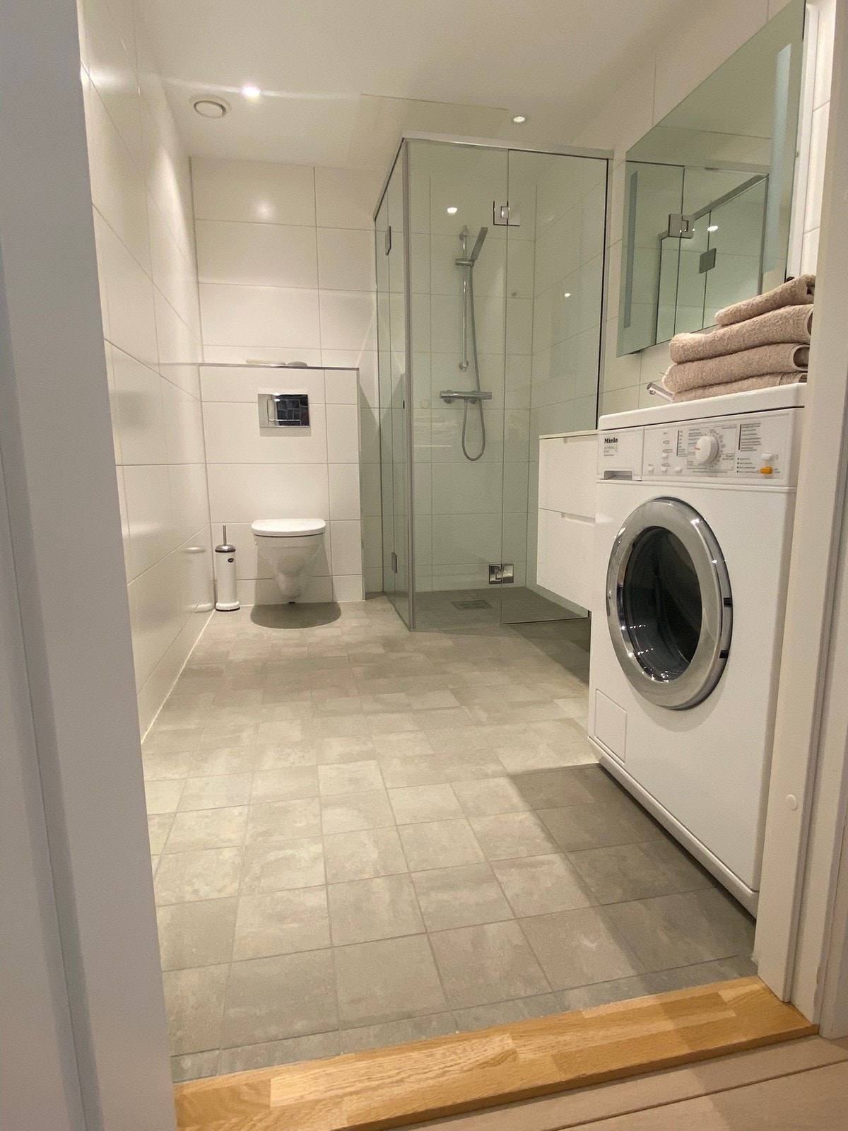 Pent flislagt bad med varme i gulv og opplegg for vaskemaskin. Galleribilde