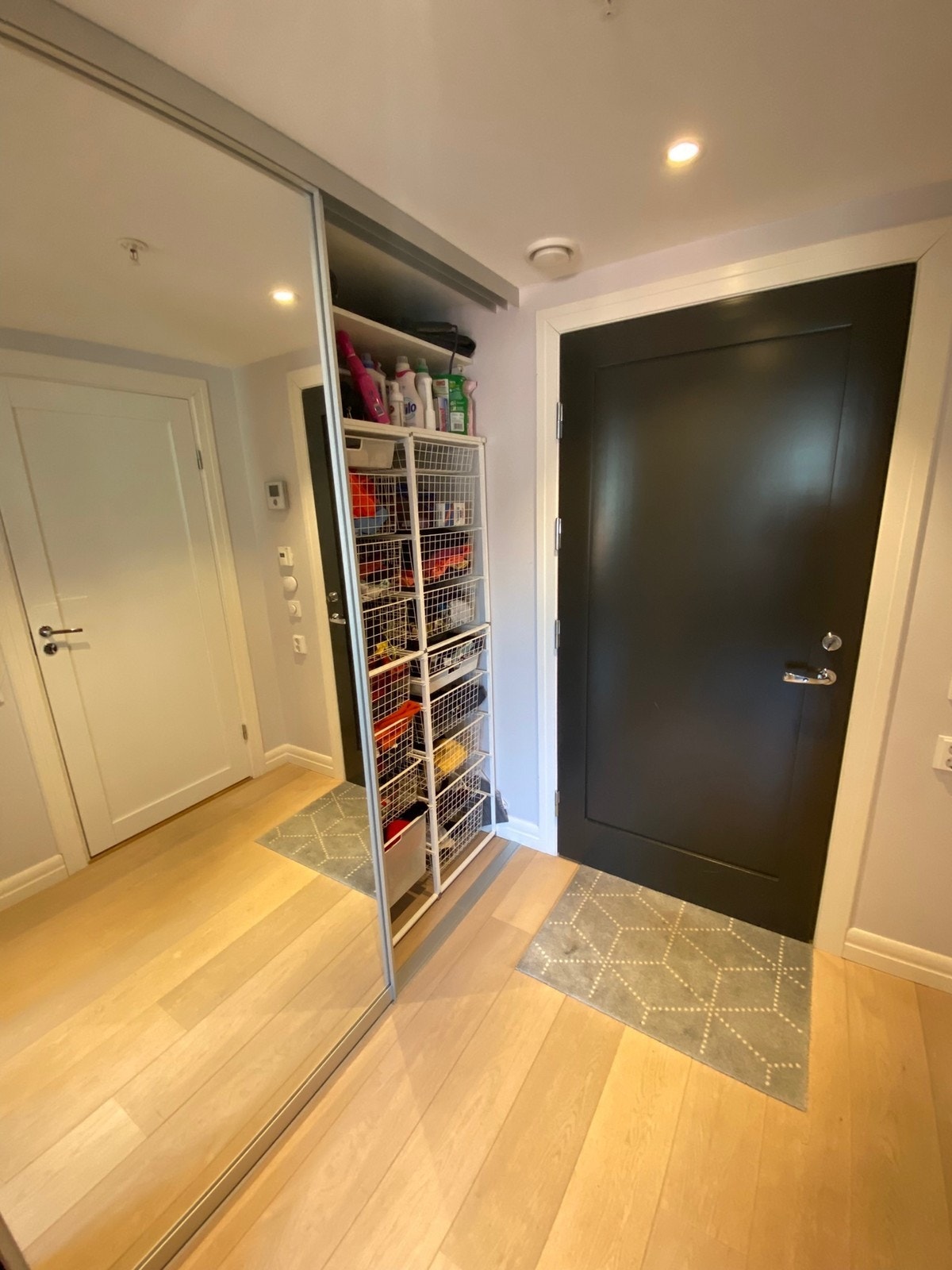 Entré - God lagringsplass i skyvedørsgarderobe med speildører. Galleribilde