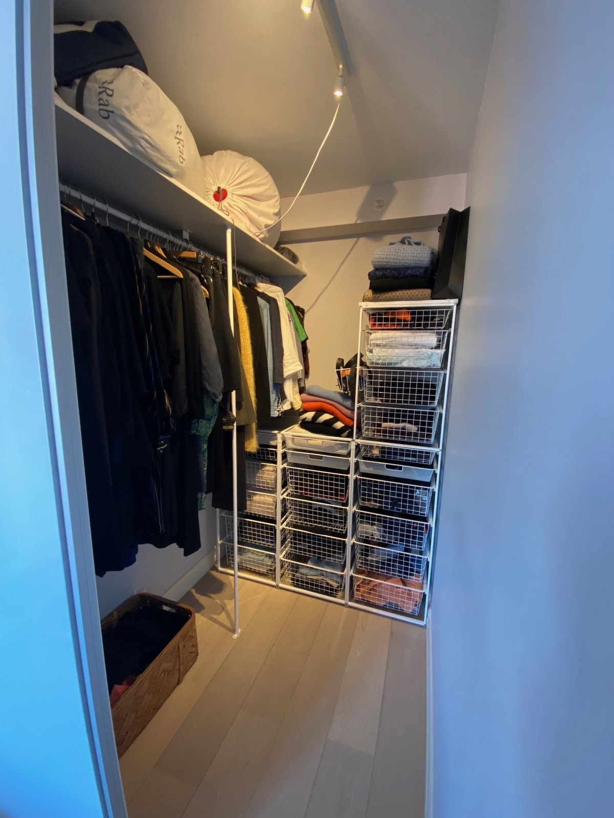 Garderobe via hovedsoverommet. Galleribilde