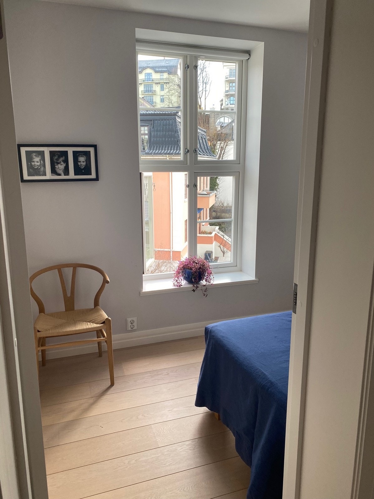Soverom 2 - vender inn mot rolig bakgård. Galleribilde