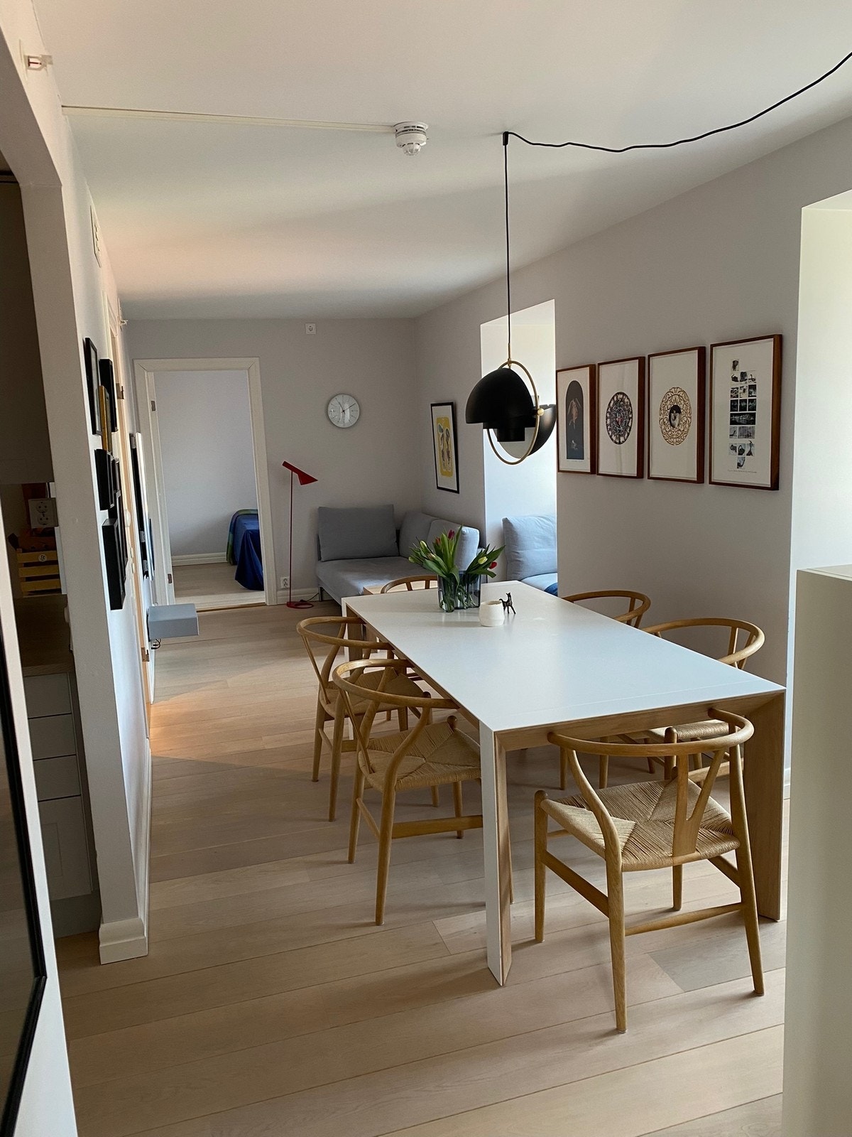 God planløsning med plass til både sofa og spisebord. Galleribilde