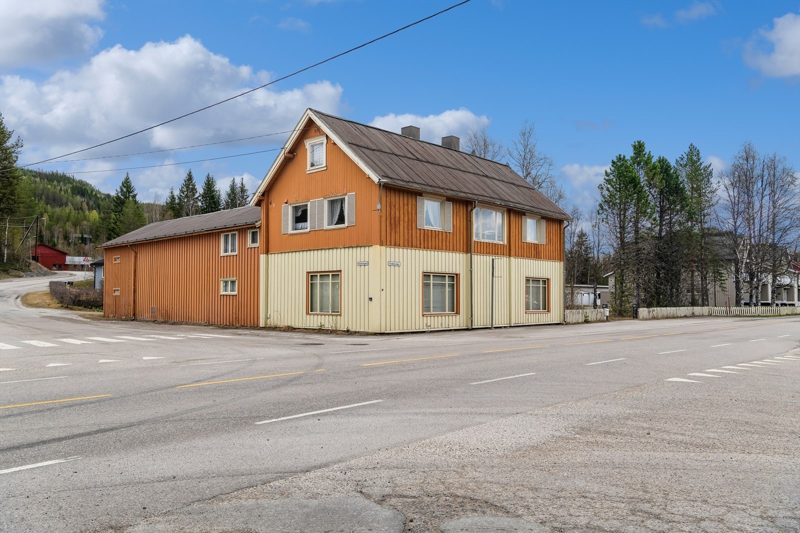 Bygningen har en karakteristisk fasade med stående trekledning og tak tekket med metallplater. Galleribilde