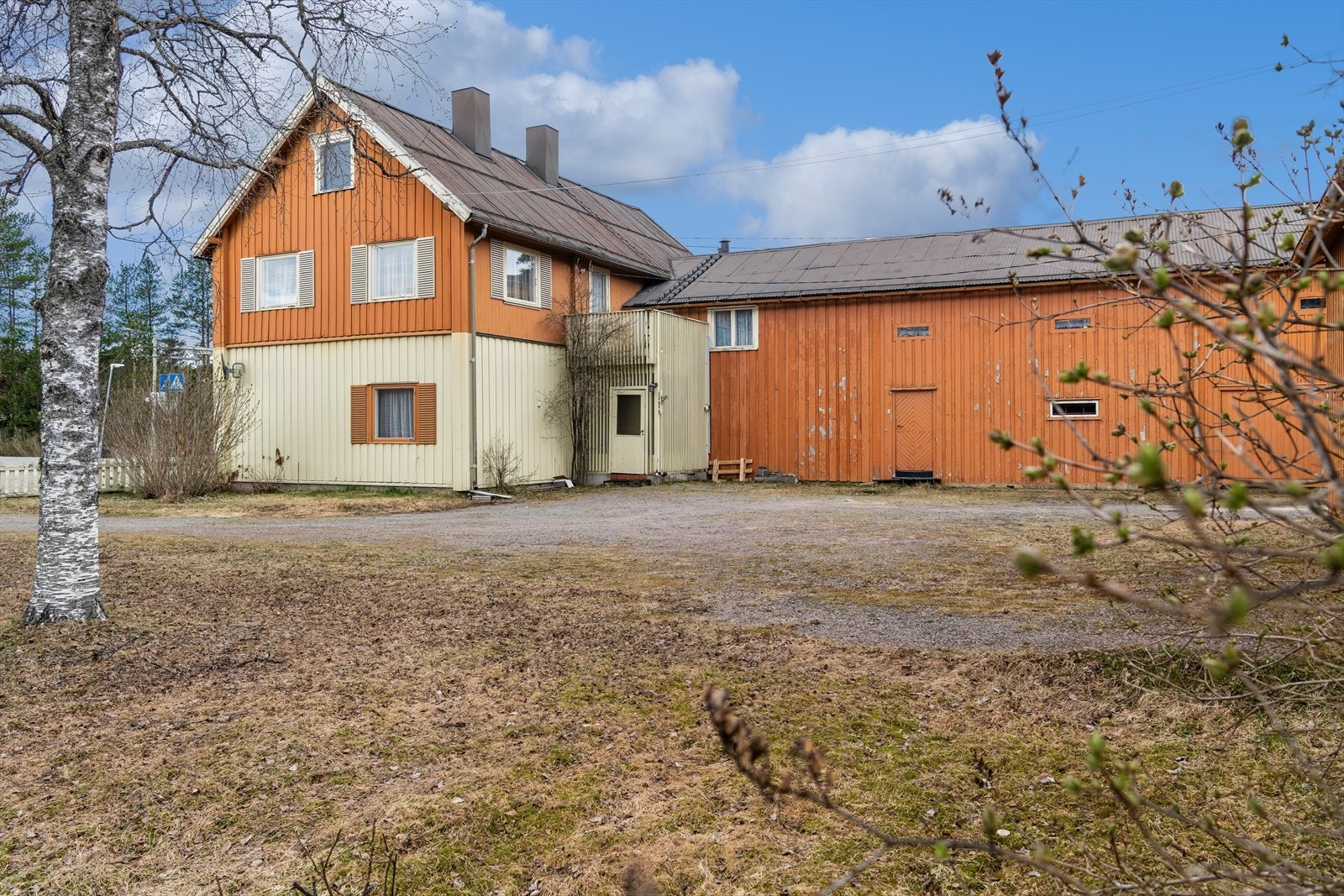 Tomten er flat og opparbeidet, med god plass til parkering på egen grunn. Galleribilde