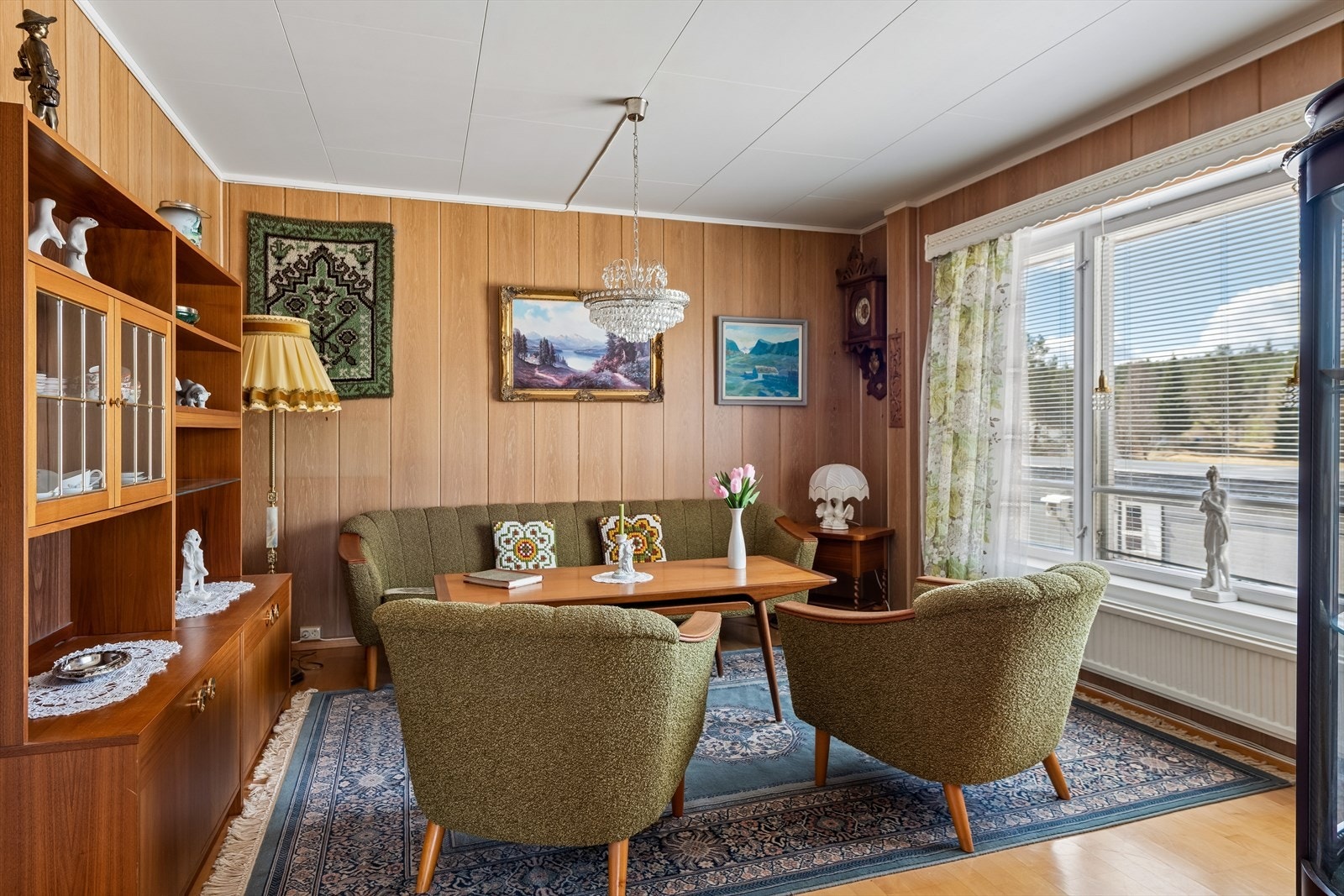 Boligen varmes opp med vannbåren varme via radiatorer, supplert med ved- og parafinovner. Galleribilde