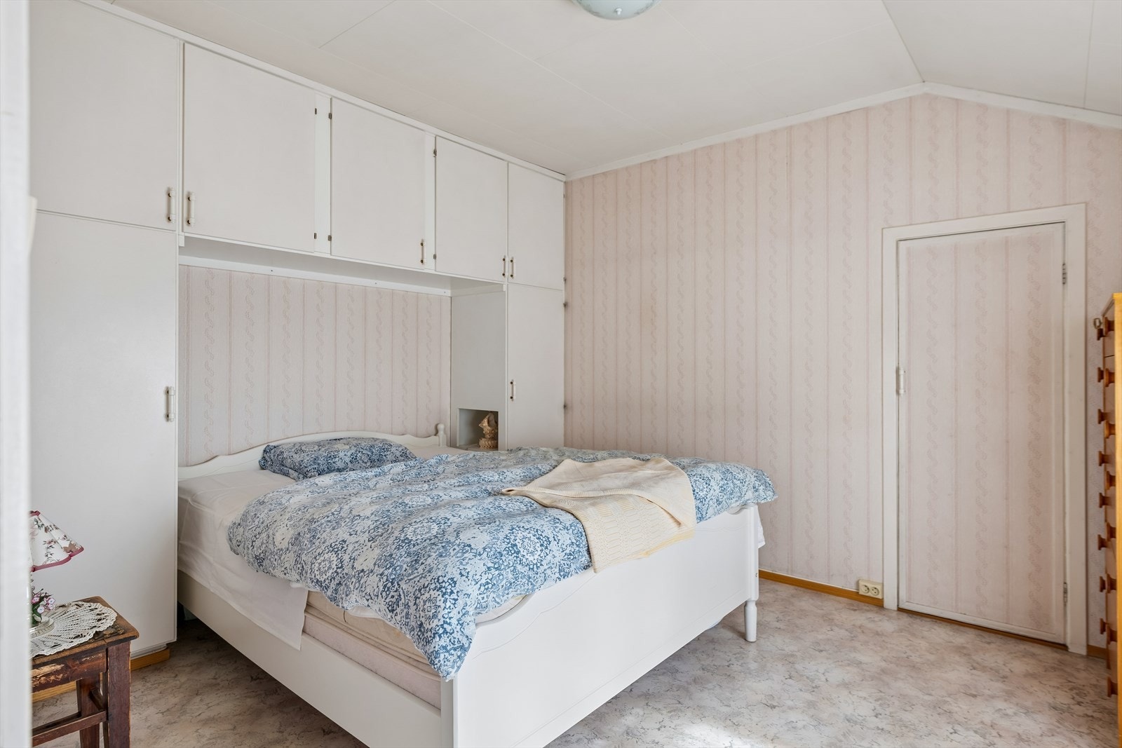Ett av soverommene har en praktisk, plassbygd garderobeløsning over og rundt sengen. Galleribilde