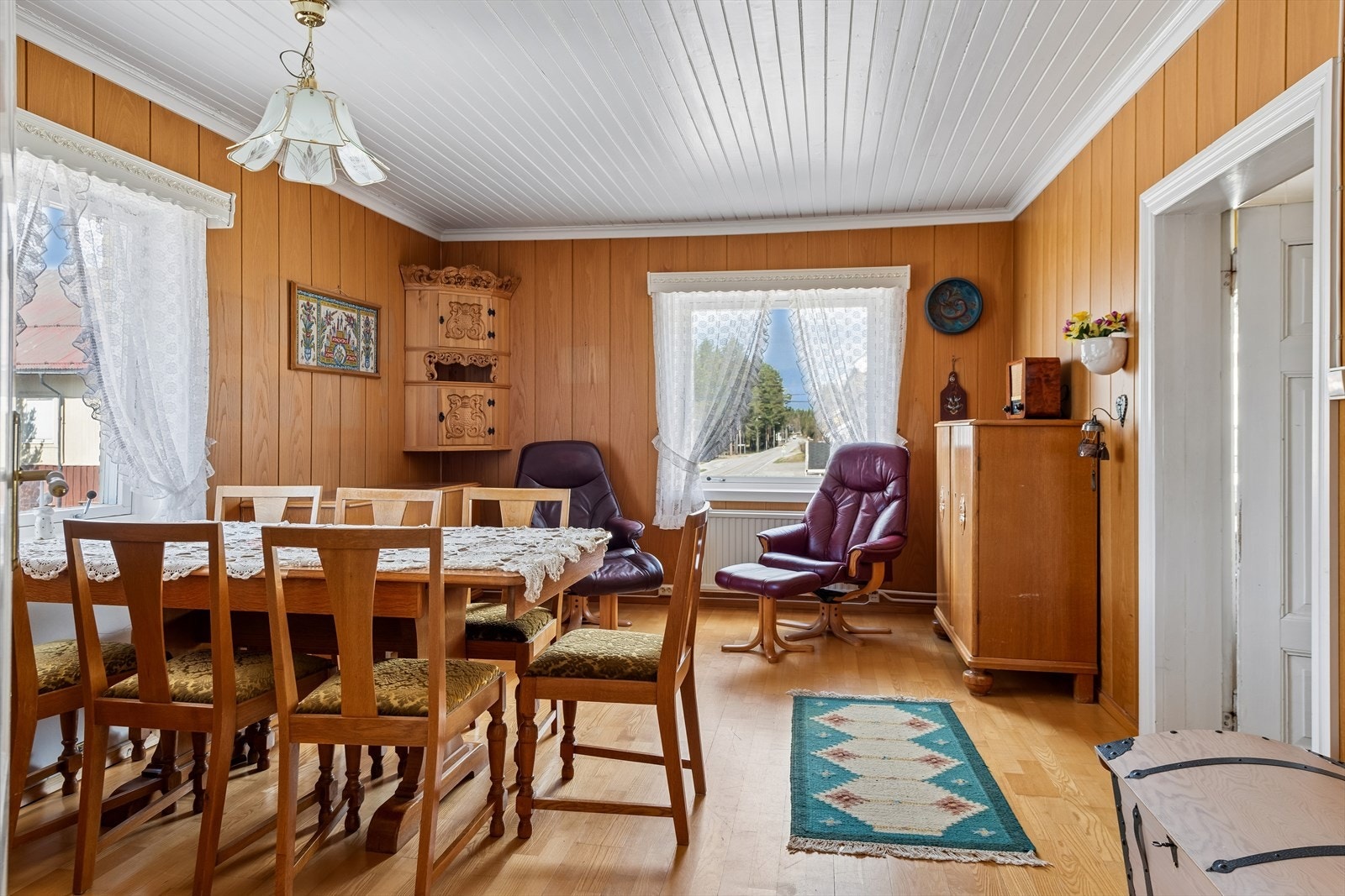 Spisestuen er romslig og gir god plass til et stort spisebord for sosiale sammenkomster. Galleribilde