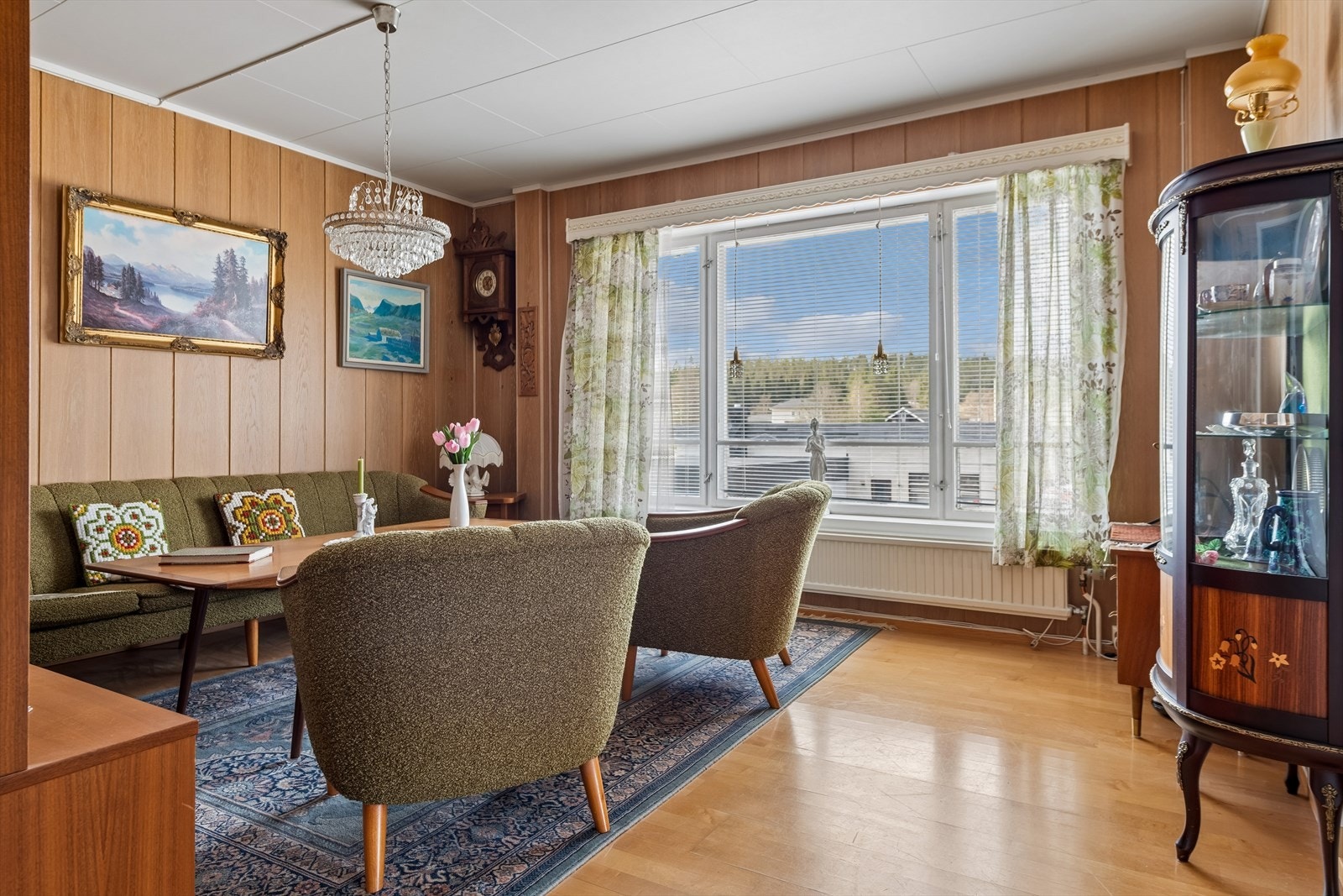 Stuen i andre etasje har parkett på gulvet og trefiberplater på veggene. Galleribilde