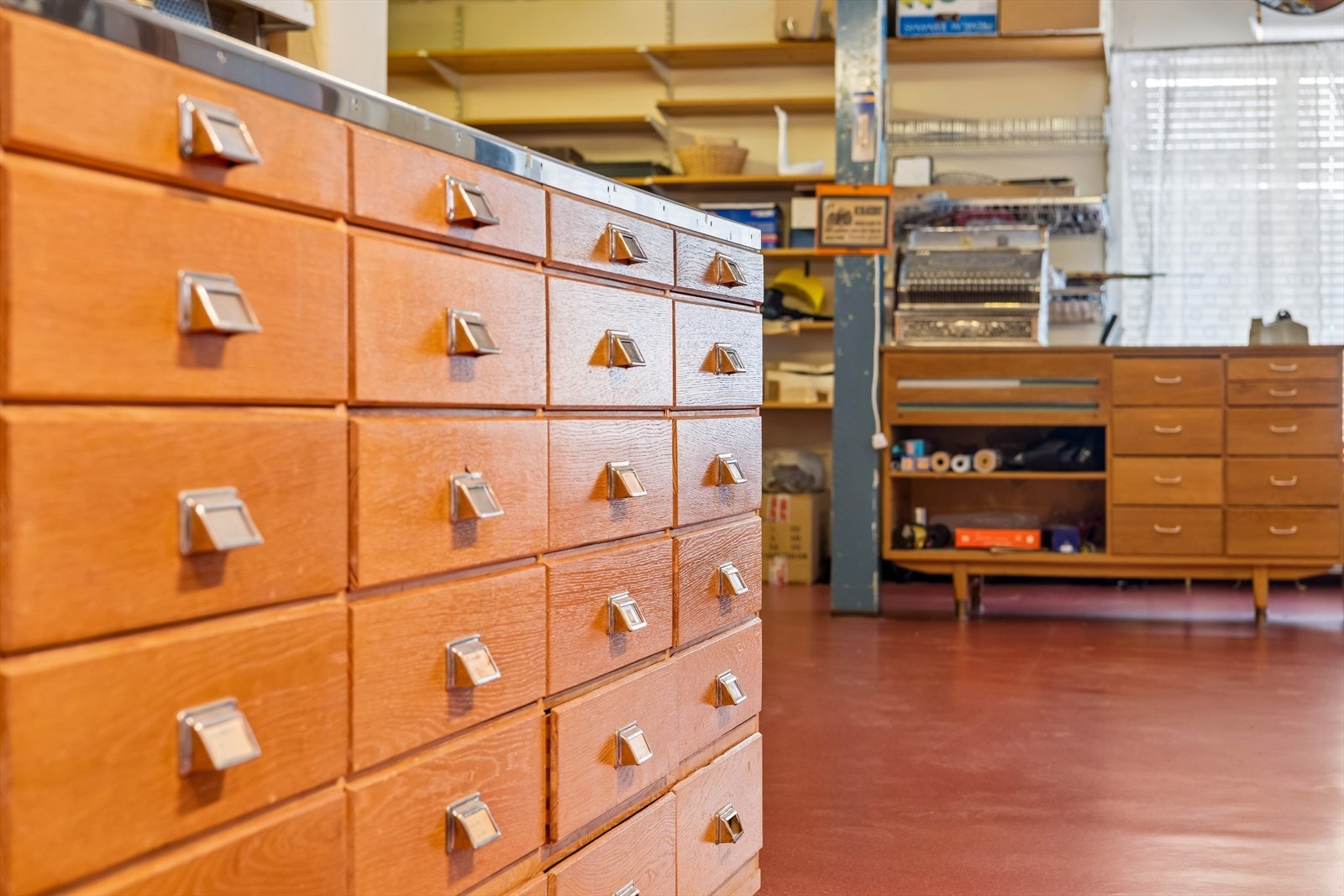 Den originale butikkinnredningen med solide skuffeseksjoner er bevart. Galleribilde