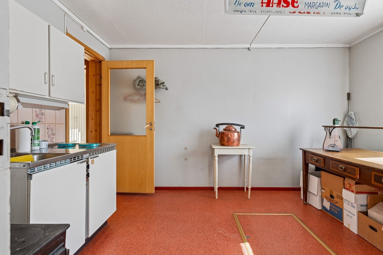 I første etasje finnes også et tidligere pauserom/kontor med en enkel kjøkkenkrok. Galleribilde