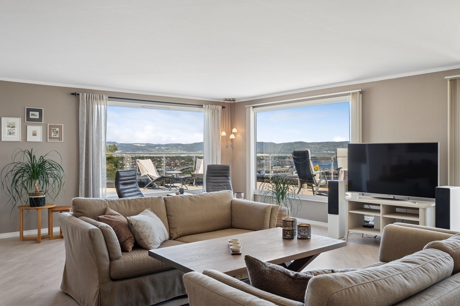 Store vindusflater slipper inn rikelig med dagslys og rammer inn utsikten over Drammensfjorden. Galleribilde