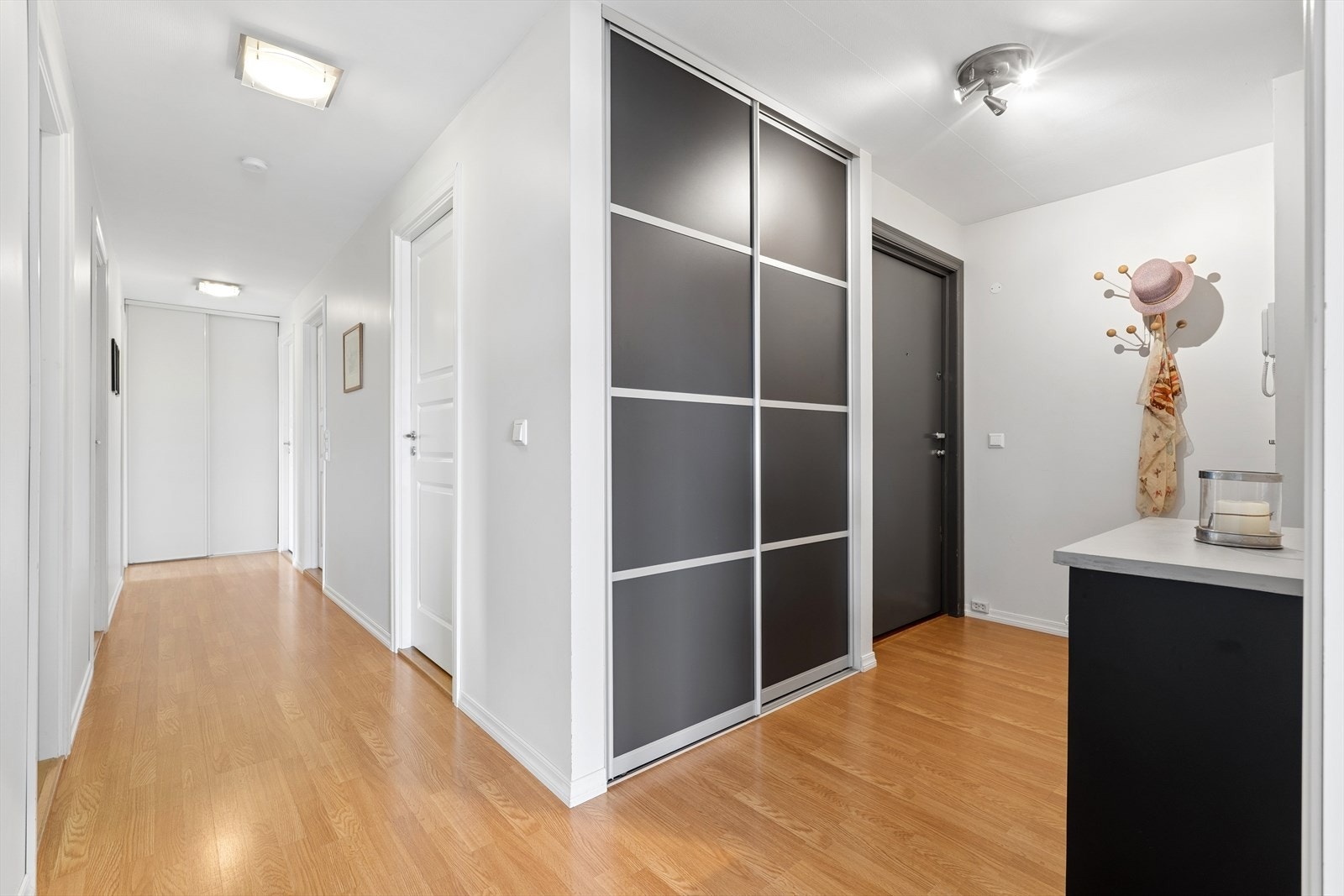 Lys og trivelig gang med plassbygget skyvedørsgarderobe som har gode oppbevaringsmuligheter. I tillegg er det en romslig skyvedørsgarderobe i enden av gangen. Galleribilde