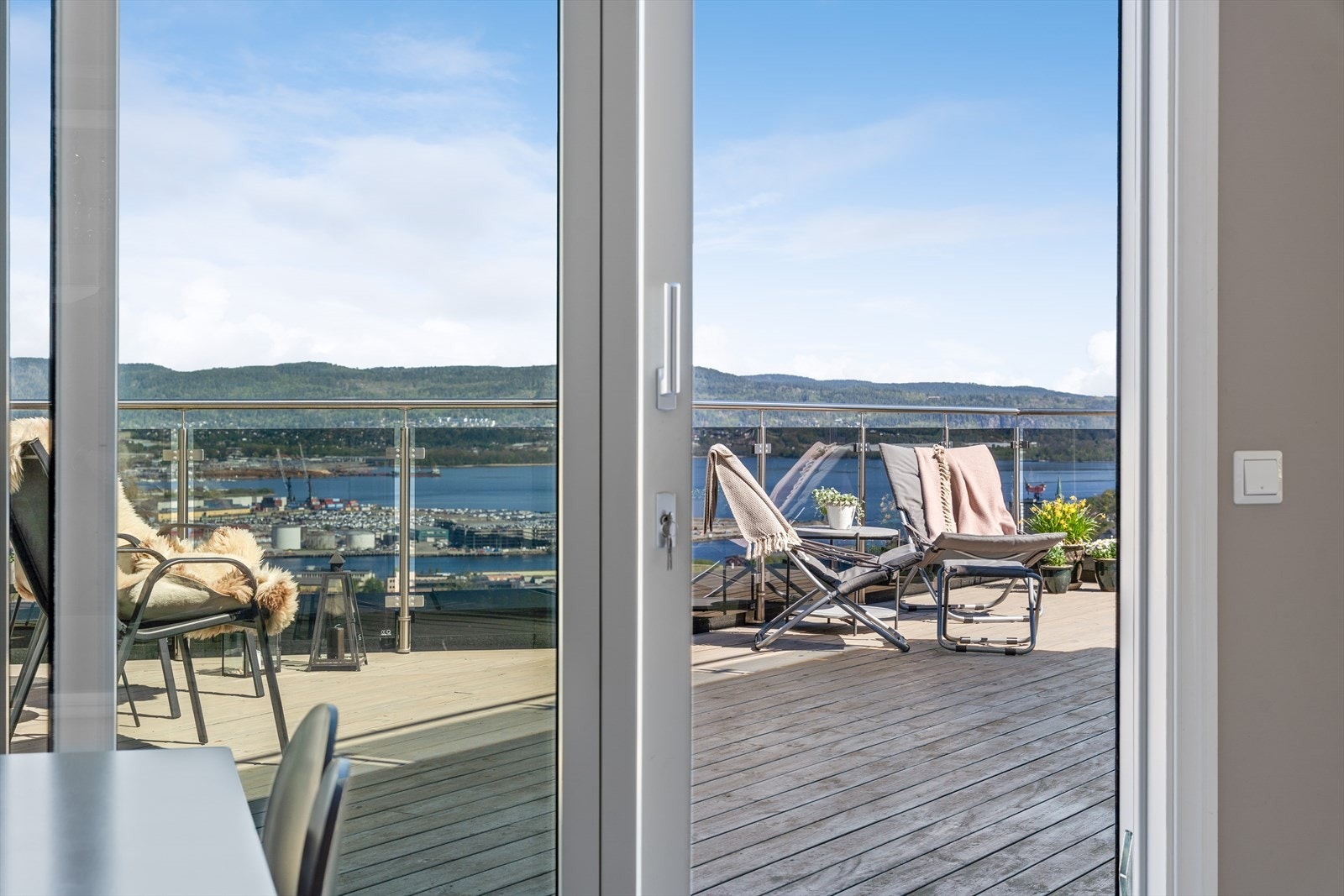 Utgang til terrassen via tolags glasset skyvedør. Galleribilde