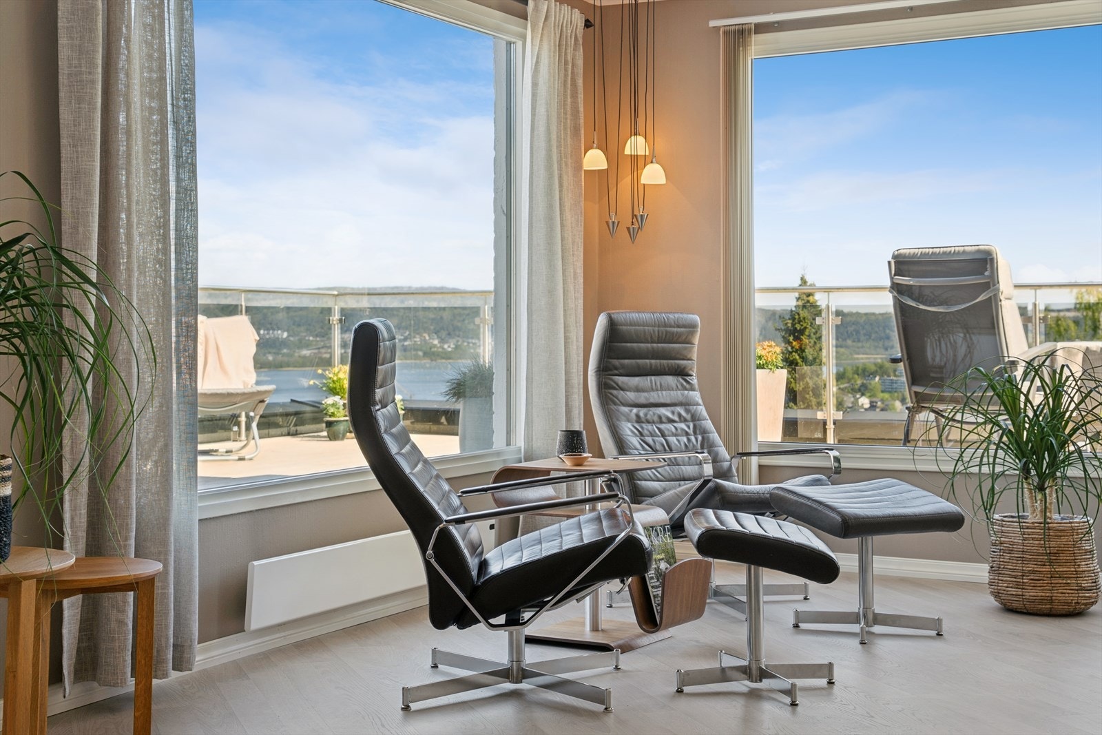 Glassrekkverket på terrassen gir optimale utsiktsforhold fra både stue og terrasse. De fleste vinduer i stue og kjøkken er nye fra 2018 og 2025. Galleribilde