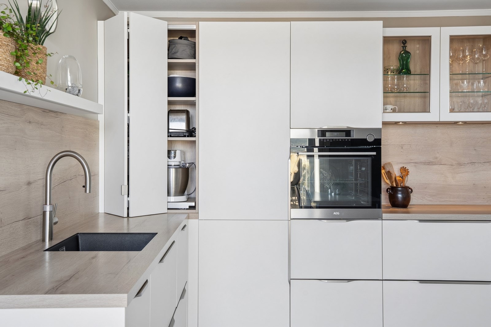 Innredningen er påkostet med smarte løsninger for maksimal utnyttelse av plassen. Det er innstallert Quooker vannkran som gir deg 100 % kokende vann fra springen. Galleribilde