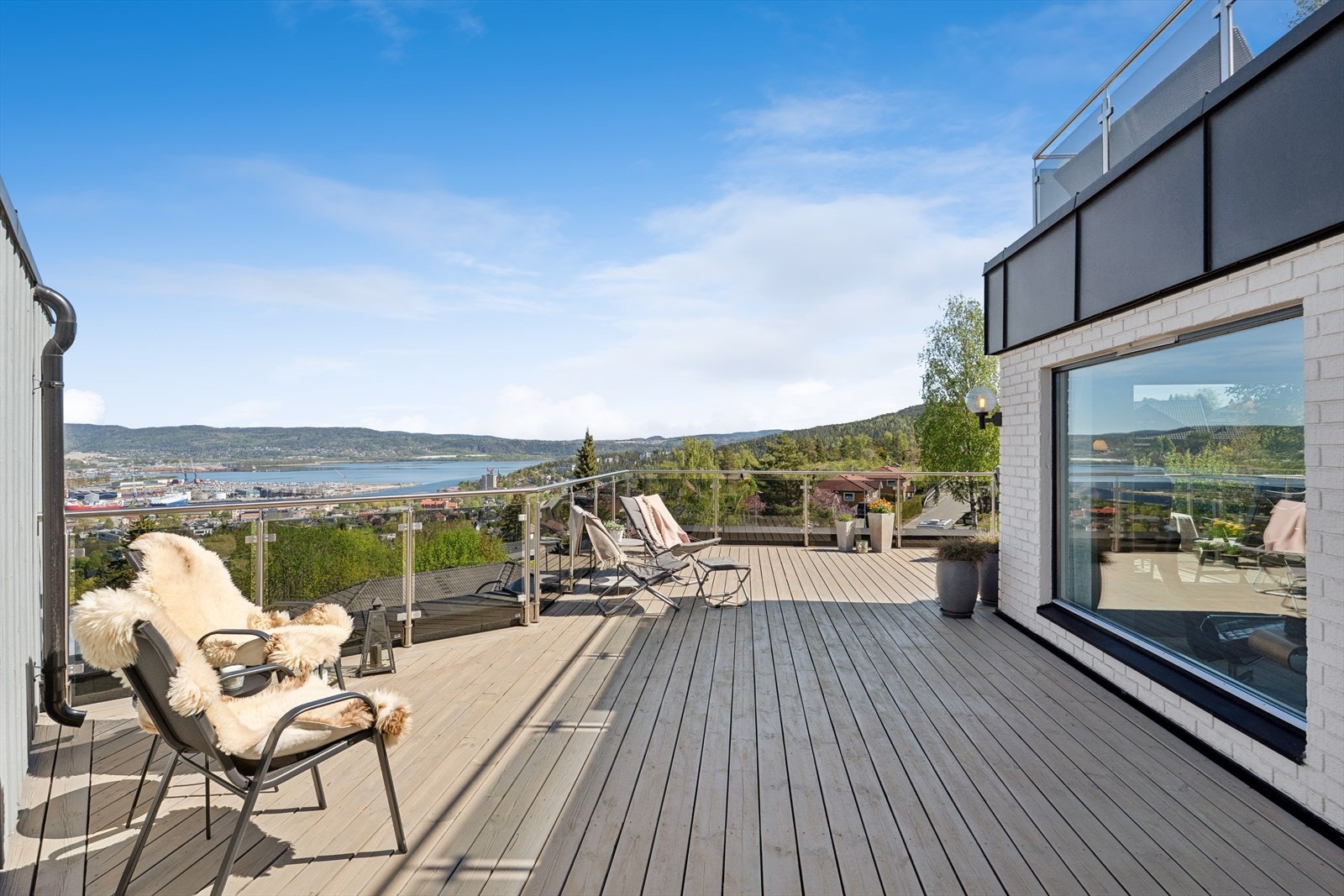 Den store terrassen på 49 m² ble rehabilitert i 2018, og gir rikelig med plass for flere sittegrupper. Galleribilde