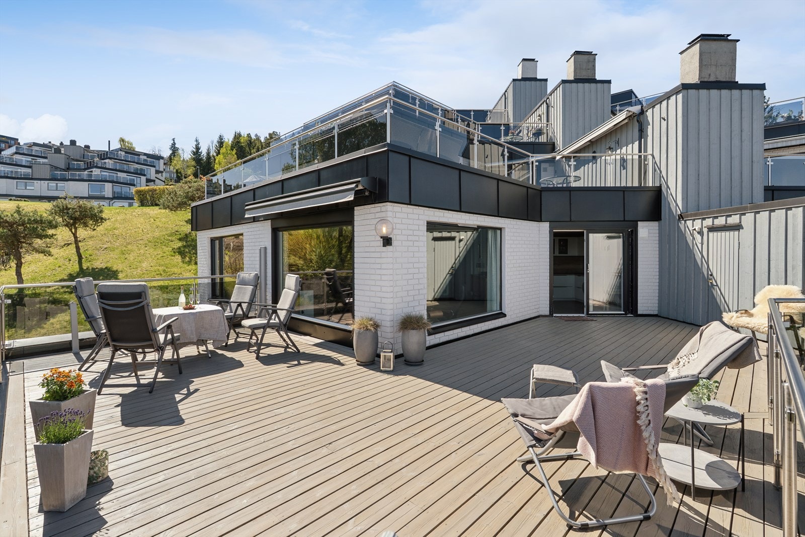 Dette er en lekker og påkostet terrasseleilighet med vidstrakt utsikt over Drammen by, fjorden og de omkringliggende åsene. Galleribilde