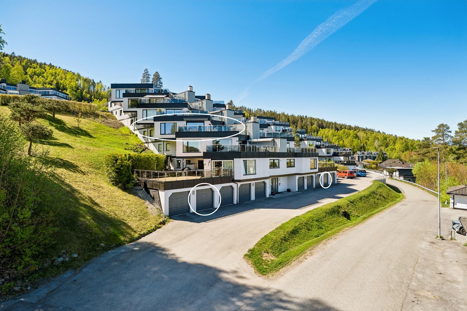 Leiligheten er beliggende i byggets 3. etg, høyt og fritt på Austad Skog med pent opparbeidede fellesarealer. Det medfølger to garasjer nr. 2 og nr. 9. Nr 2 har ladeboks for elbil. Galleribilde