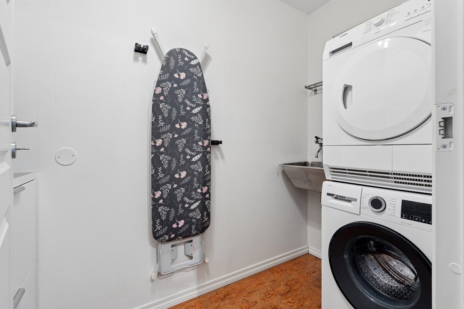 Vaskerom med utslagsvask i stål og opplegg for vaskemaskin og tørketrommel. Rommet har et oppgraderingsbehov og har fått TG3 i tilstandsrapport fra takstmann. Vaskerommet er i daglig bruk og det er ikke registrert noe fukt. Galleribilde