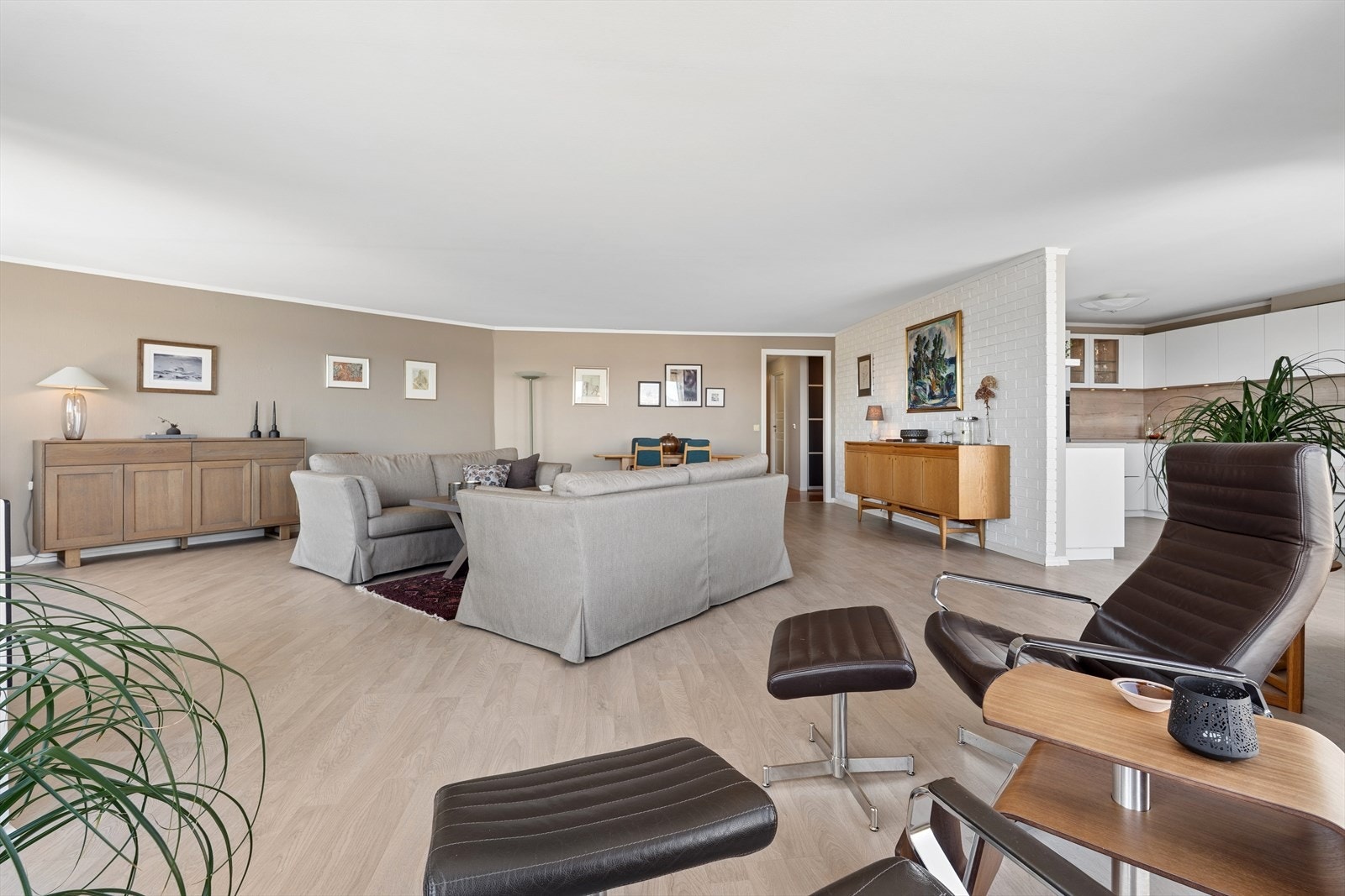 God plass til både sofagruppe, lenestoler og spisebord. Galleribilde