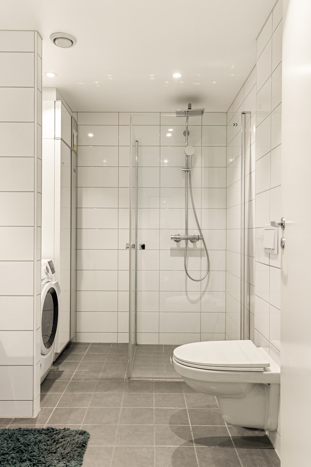 Baderommet har gulvvarme og downlights i tak. Balansert ventilasjonsanlegg. Galleribilde