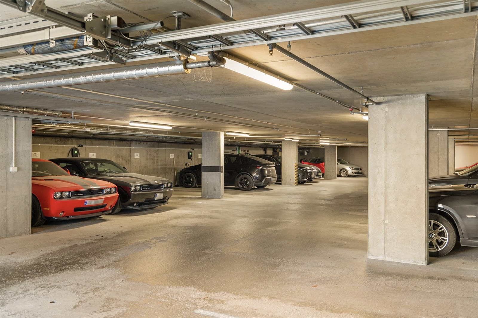 Det medfølger fast parkeringsplass i felles lukket garasjeanlegg. Galleribilde