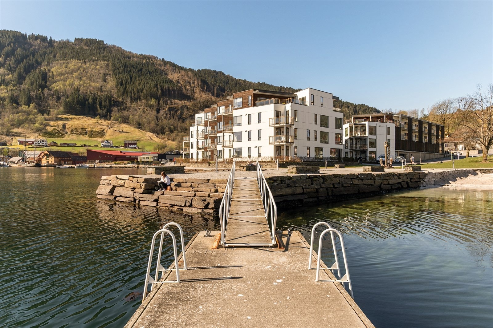 Området er nydelig opparbeidet med badestrand og brygge med stupebrett. Galleribilde
