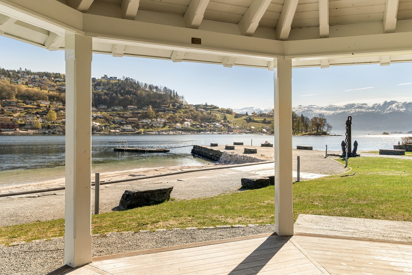 Her senker roen seg mens man skuer utover Hardangerfjorden med de majestetiske fjell og Folgefonna i syne. Galleribilde