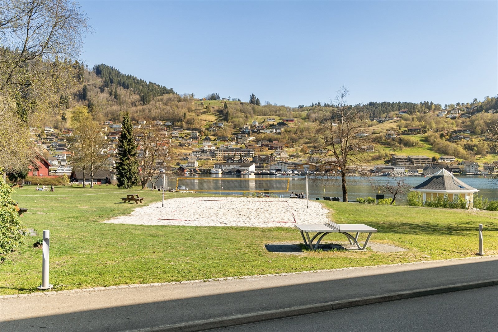 Like ved bygget finner vi badestrand, park og bl.a. volleyballbane. Stemningen er på topp når de varme solstrålene treffer den skjønne bygden. Galleribilde