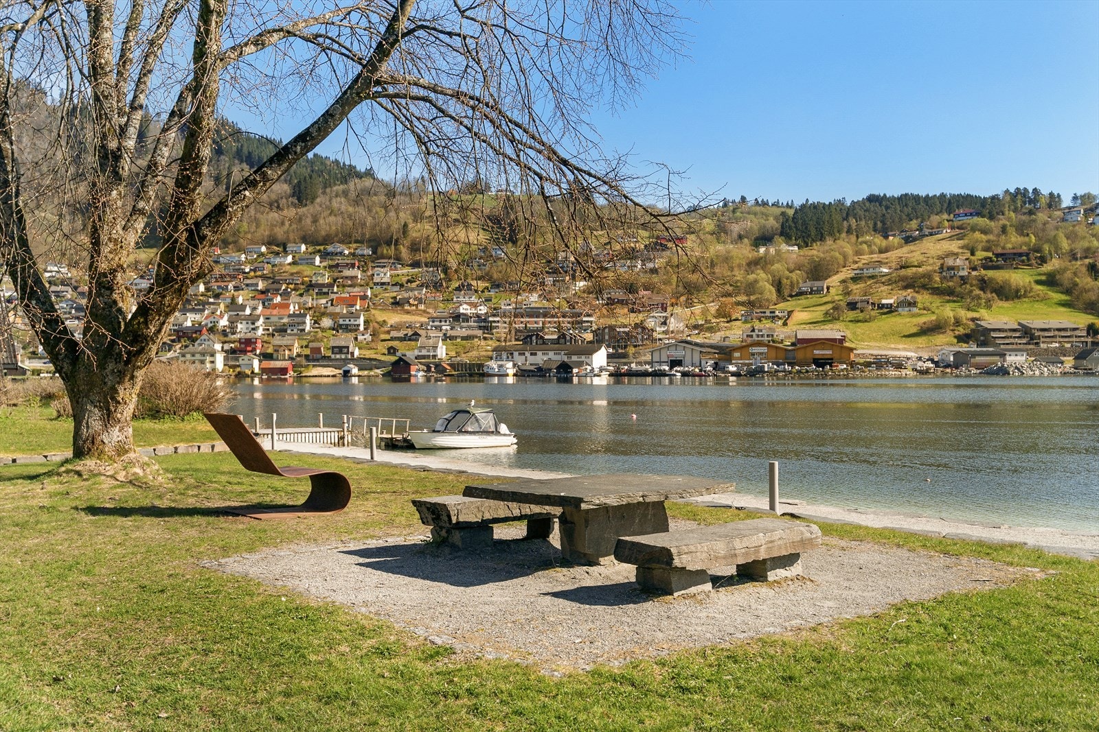 Ca. 1 time og 15 min. kjøreavstand til Bergen. Det er gode bussforbindelser fra Norheimsund samt båtruter til ulike steder langs Hardangerfjorden. Galleribilde