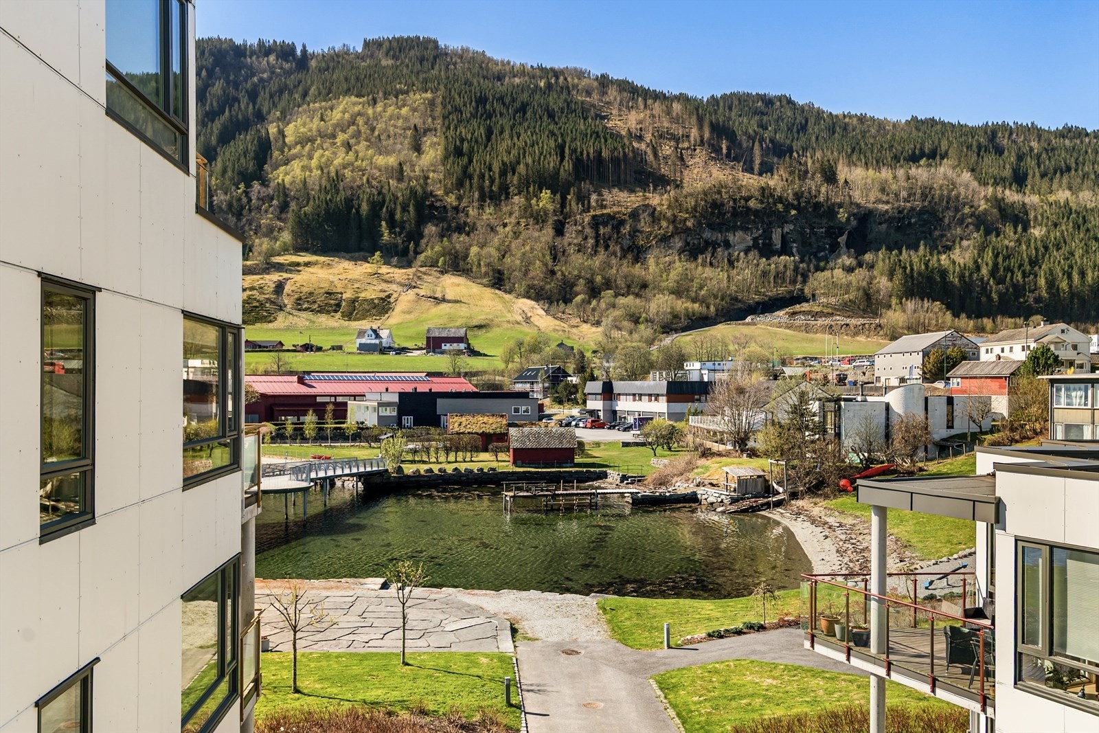 Beliggende høyt til i 3. etasje med utsyn til den vakre naturen Hardanger har å by på. Galleribilde
