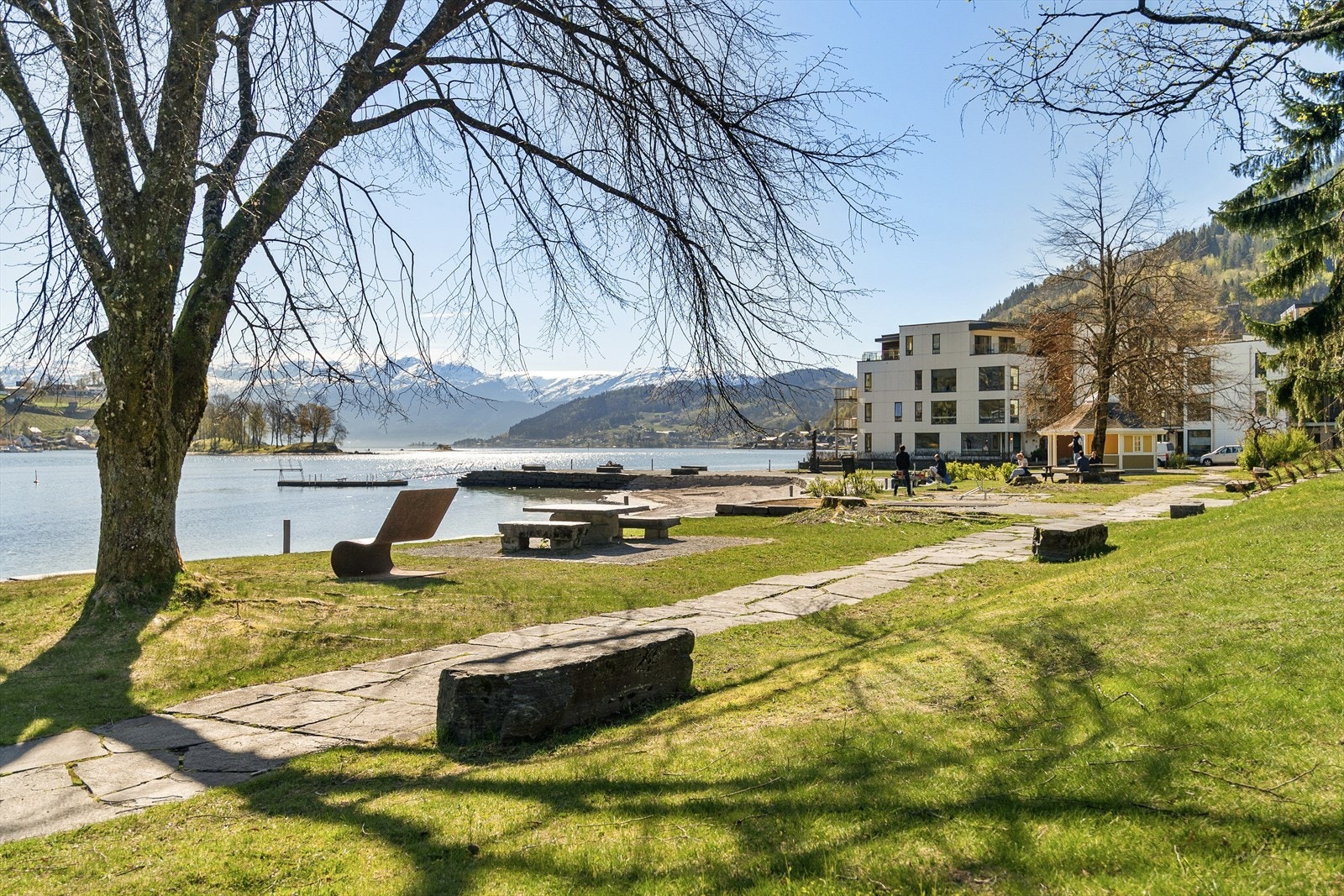 Fra sameiet kan man spasere bort til sentrum langs strandpromenaden. Galleribilde