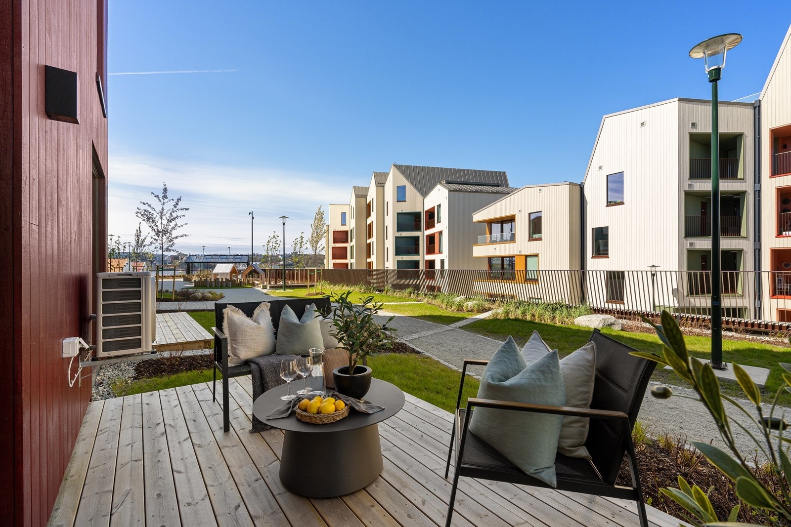 Privat terrasse med plass til hyggelig sittegruppe. Galleribilde
