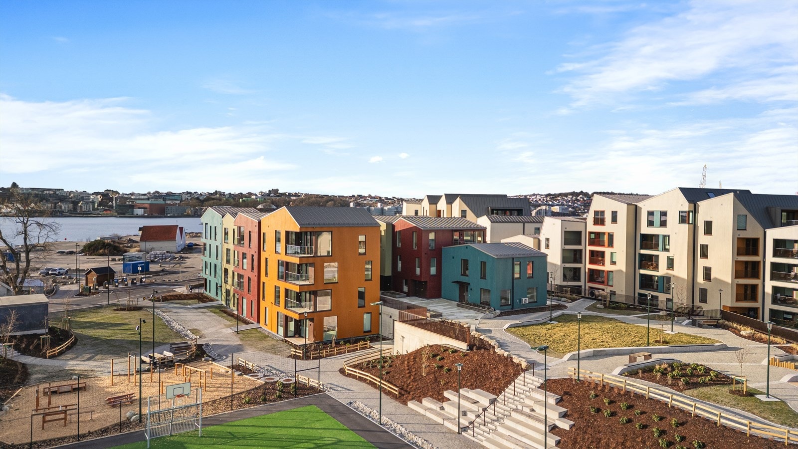 Moderne og gjennomført boligprosjekt med spennende arkitektur, grønne fellesområder og nærhet til sjøen. Galleribilde