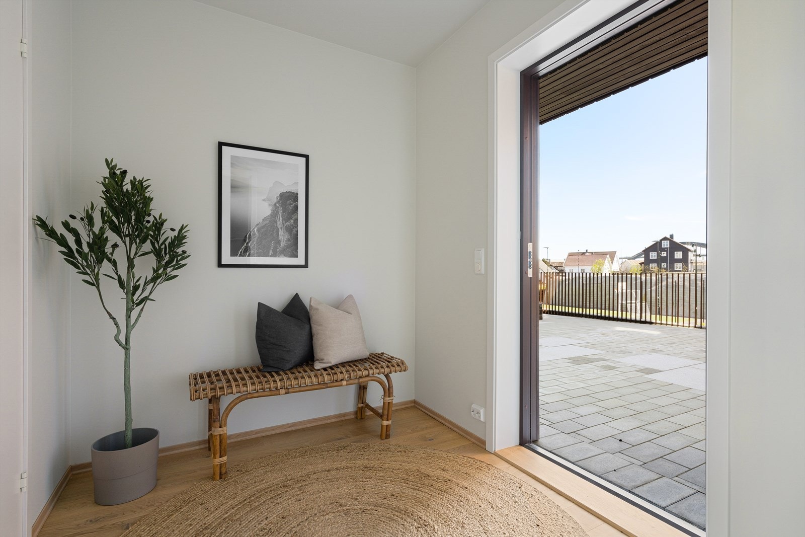 Innbydende entré med god plass til garderobeløsning. Galleribilde