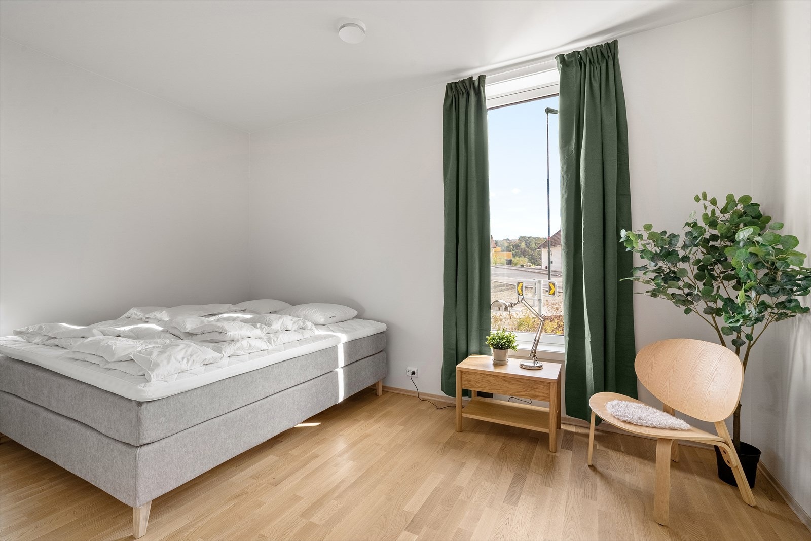 Romslig og innbydende soverom med gode lysforhold. Galleribilde