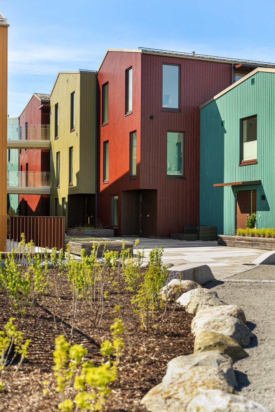 Moderne bygninger med særpreget arkitektur og gjennomførte fellesområder. Galleribilde