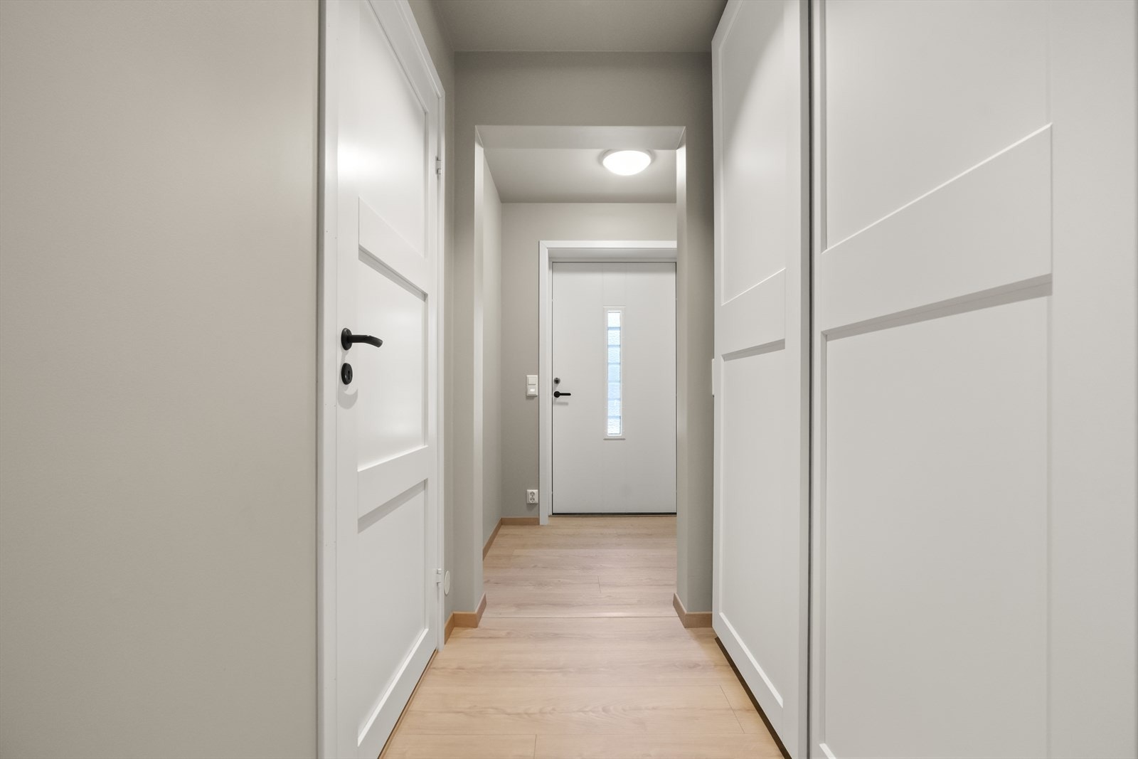 - Entrè med skyvedørsgarderobe - praktisk for oppbevaring av yttertøy - Galleribilde