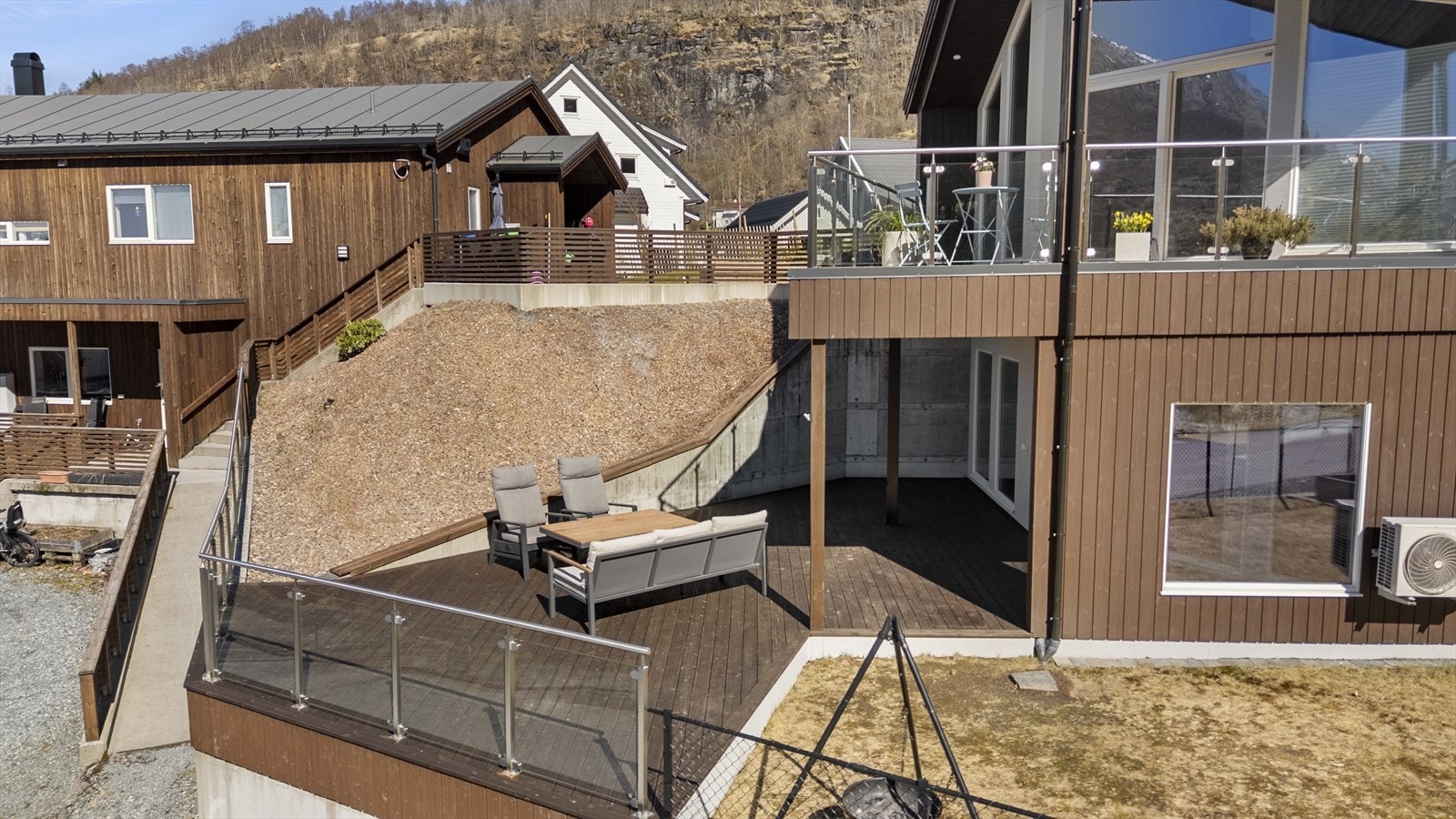 - Fra stue/kjøkken er det utgang til solrik terrasse - Galleribilde