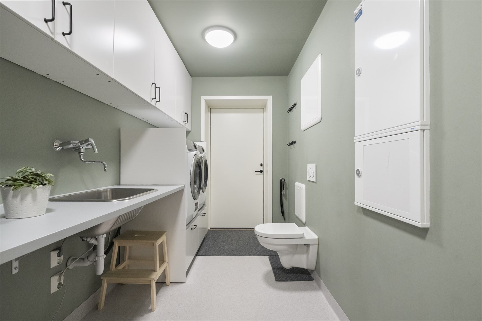 - Vaskerom på 10m2 med praktisk høgde på vaskemaskin og tørketrommel samt ekstra toalett - Galleribilde