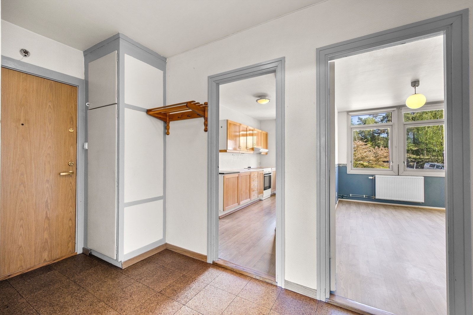 Velkommen inn! Her møtes man av en romslig entré med god plass til oppbevaring av yttertøy og sko. Galleribilde