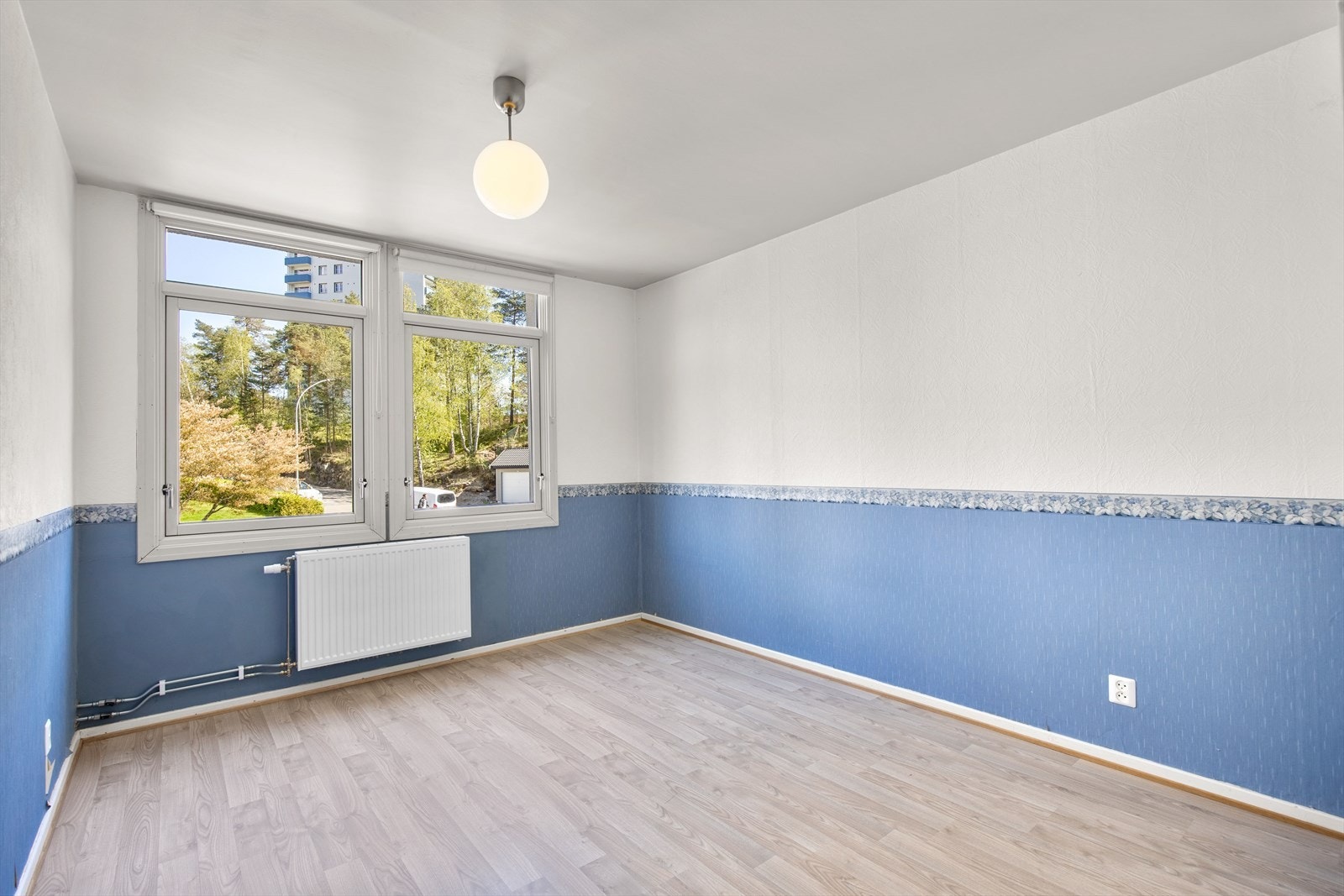 Leiligheten har ett romslig soverom med plass til dobbeltseng, nattbord og garderobeløsning. Galleribilde