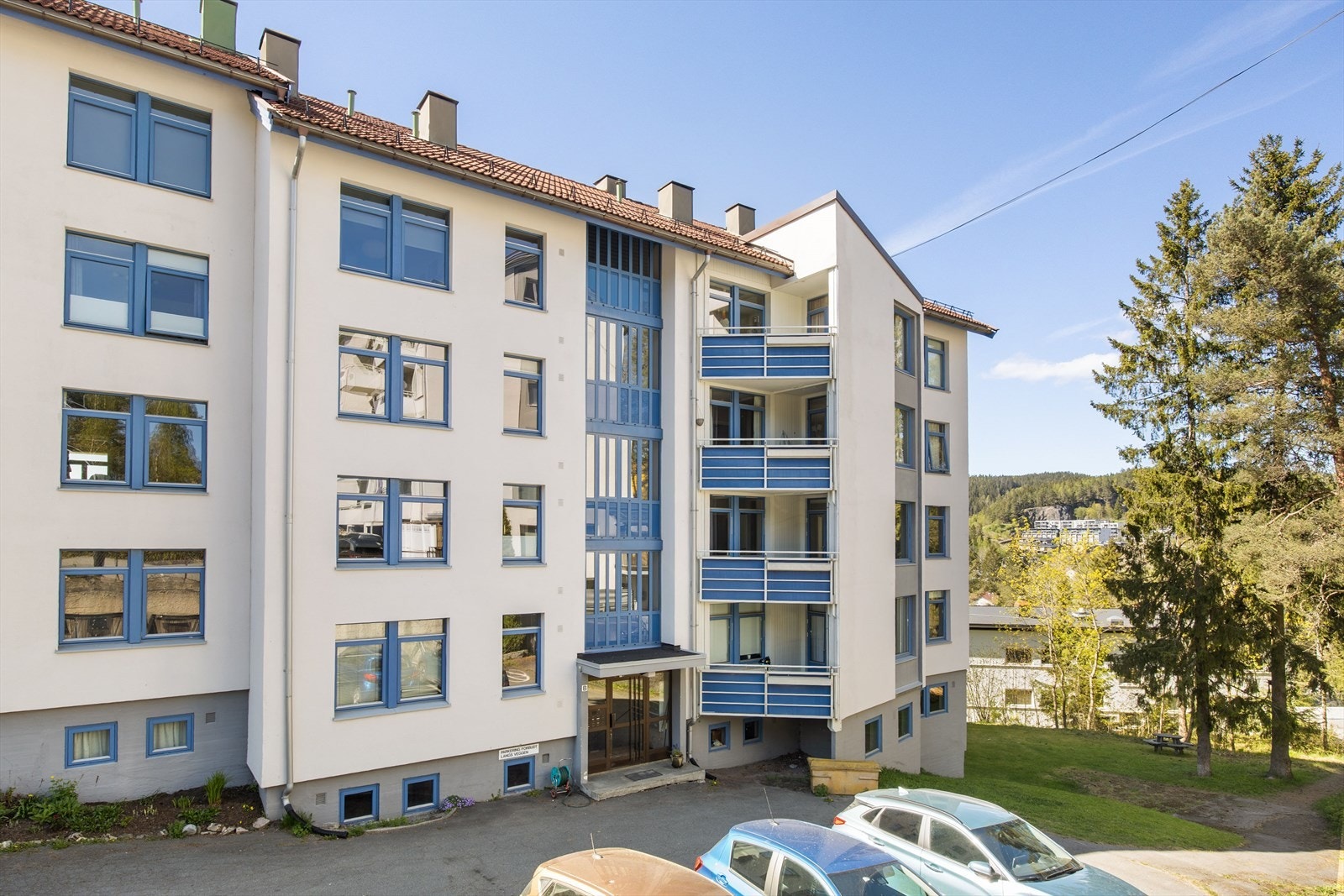Boligblokken ble oppført i 1960 og har yttervegger bestående av pusset og malt murverk, og malt panel ved balkongene. Galleribilde