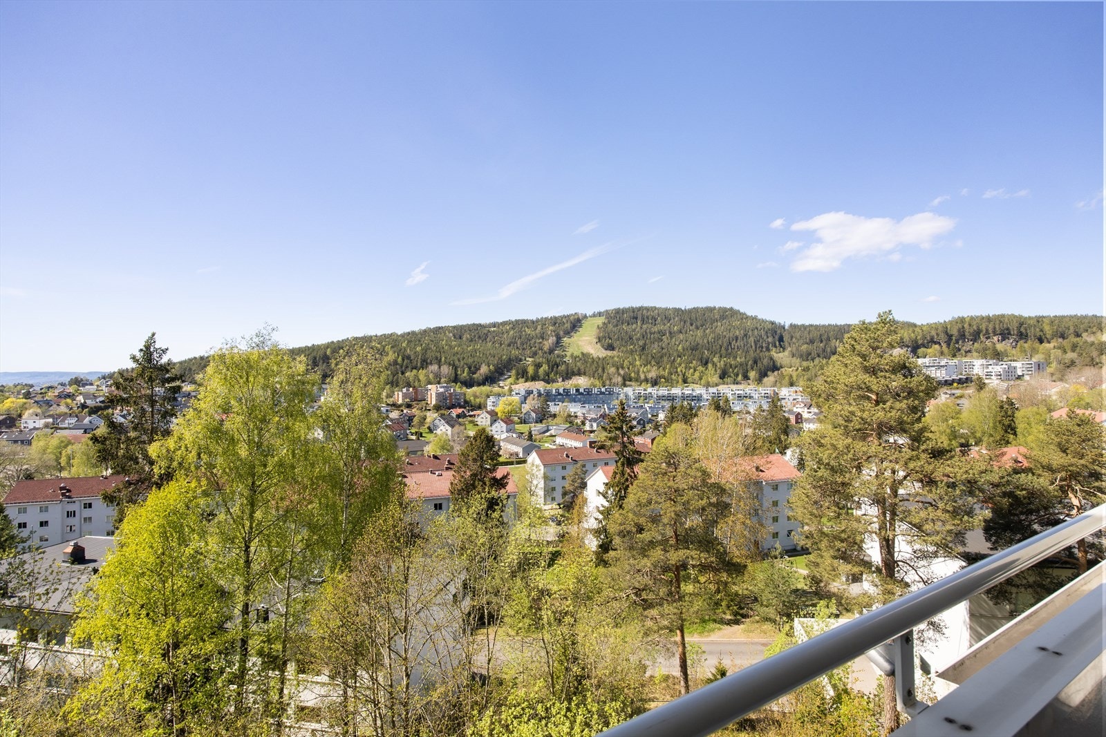 Utsikten er omkranset av idylliske grøntarealer og åser. Galleribilde