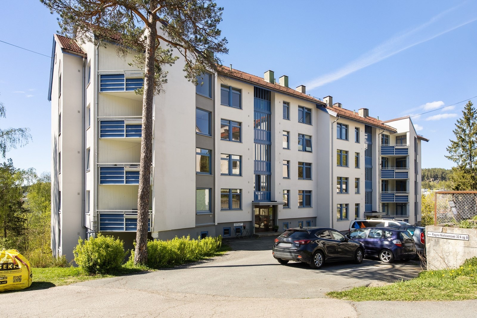 Sameiet har utvendige parkeringsplasser på felles biloppstillingsplass som fordeles etter først til mølla prinsippet . Galleribilde