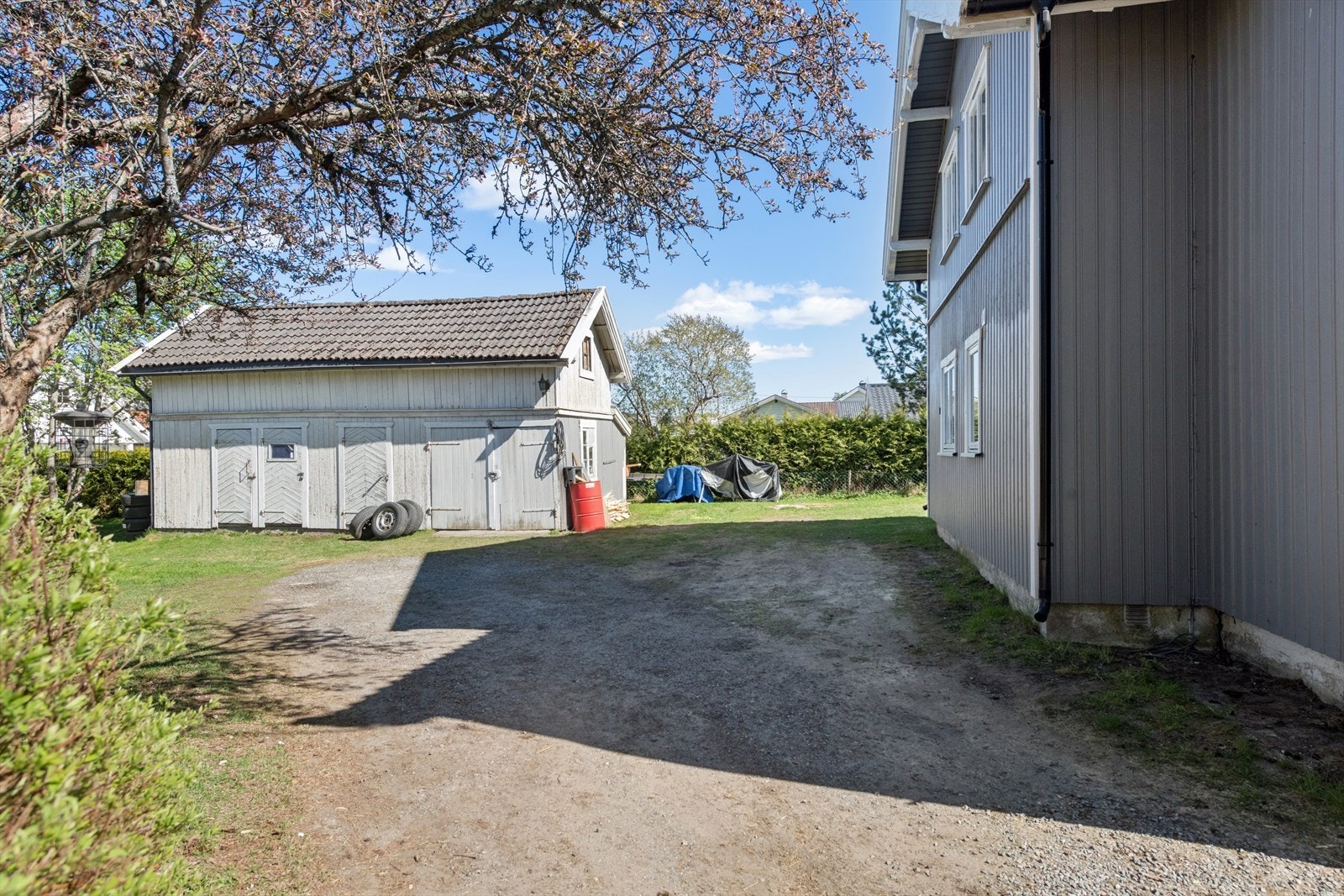 Enkelt uthus med en liten garasje og boder. Galleribilde