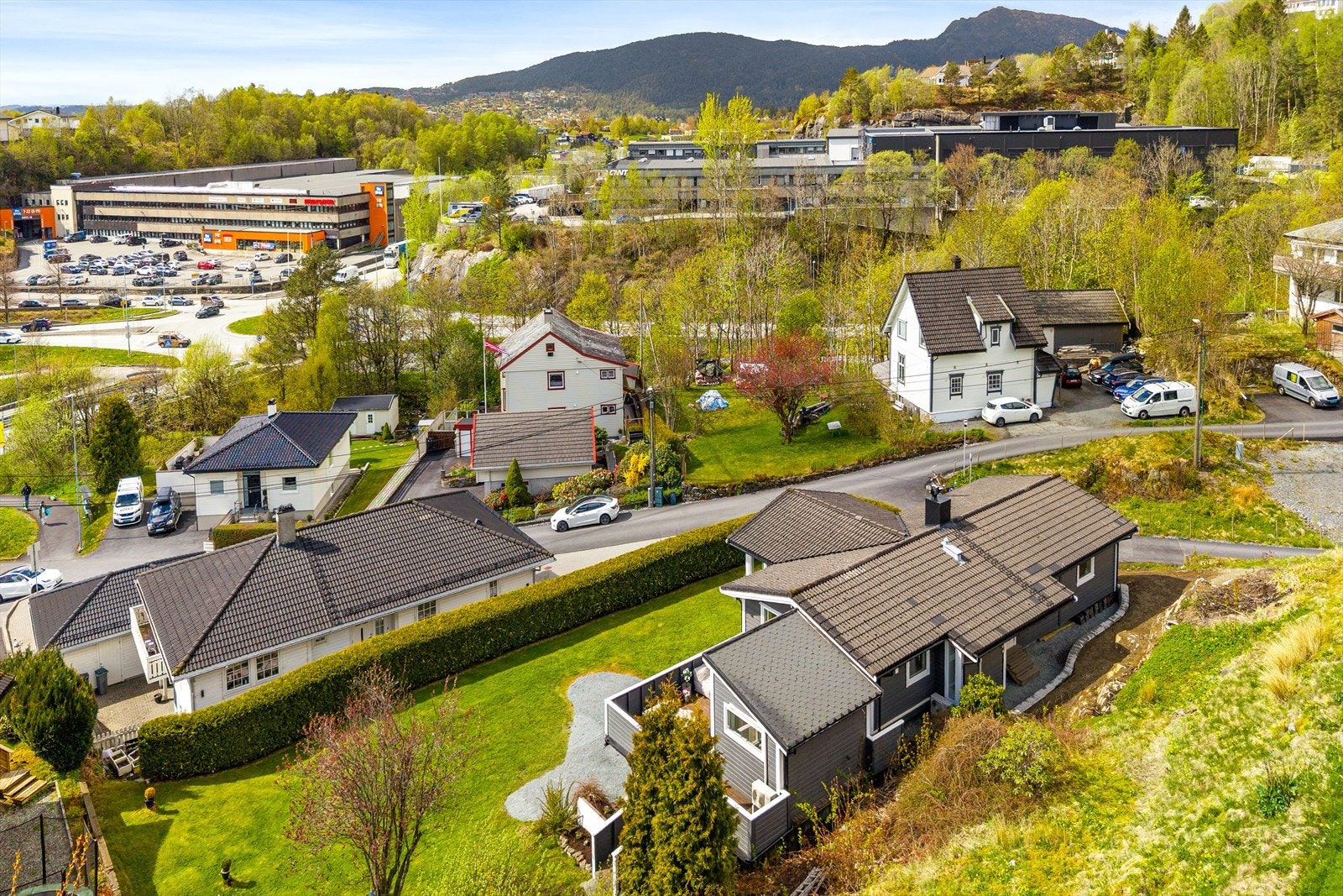 Boligen ligger i gangavstand til bybanestopp og Nesttun, og det tar ca 15 min til Bergen sentrum og 10-15 minutter til Sandsli, Kokstad og Flesland. Galleribilde