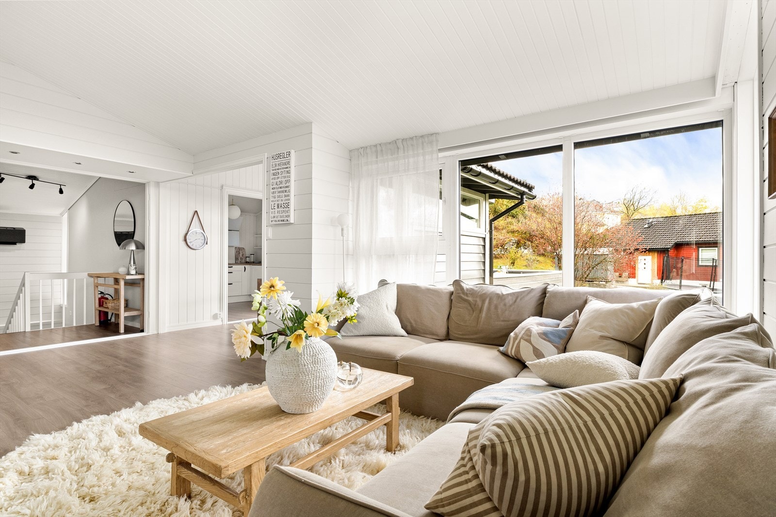Stuen er romslig og har god plass til å innrede i ulike soner. Galleribilde
