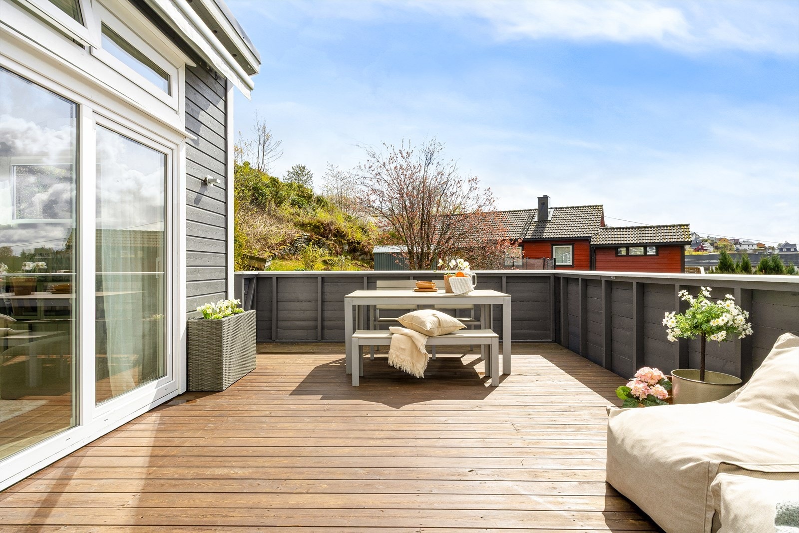 Fra spisestuen har du utgang til den romslige terrassen som måler til hele 32,4 m². Galleribilde